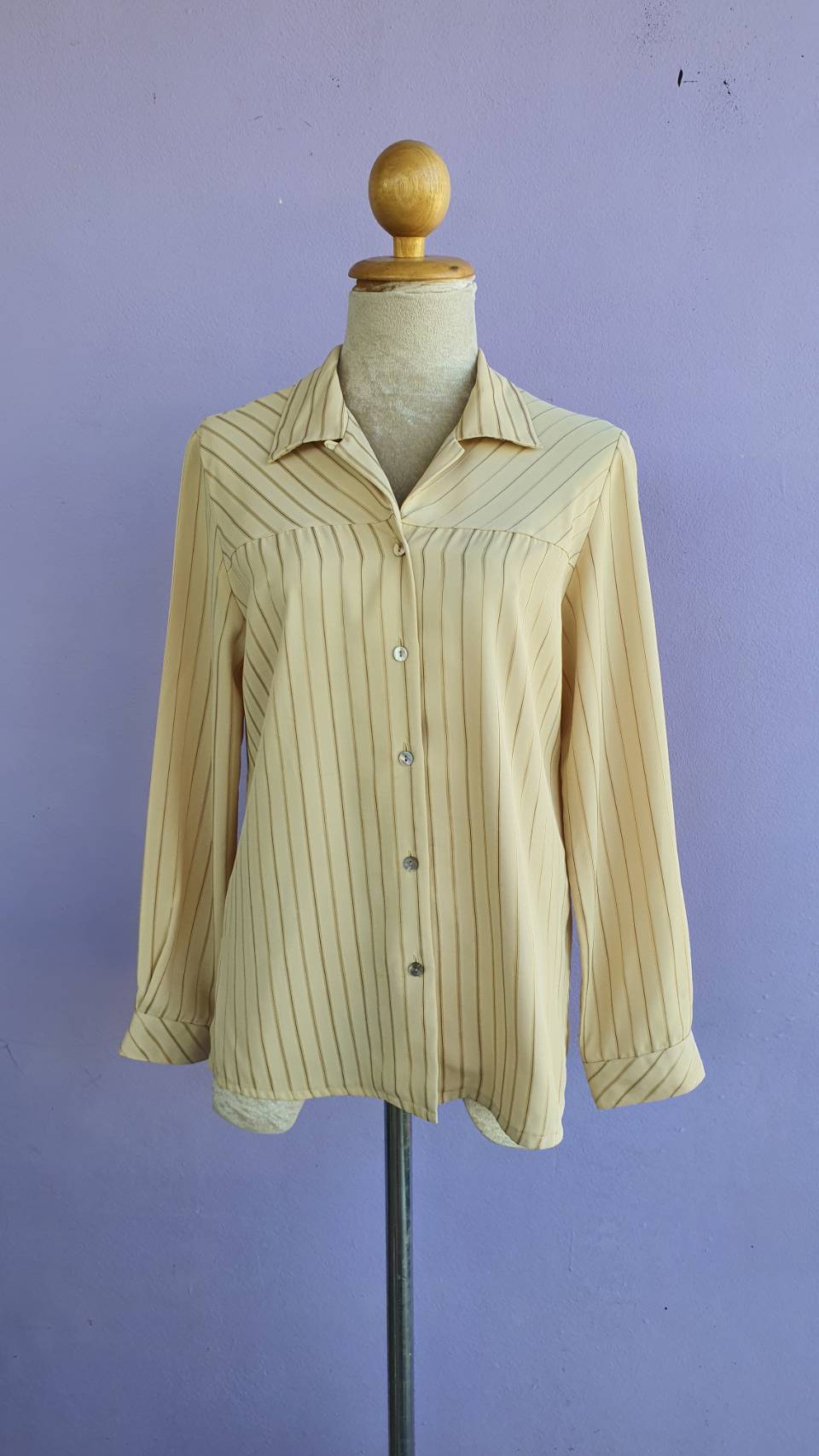 FF02866 เสื้อเชิ้ต สีครีม ลายทาง มือสอง อก 35ื นิ้ว