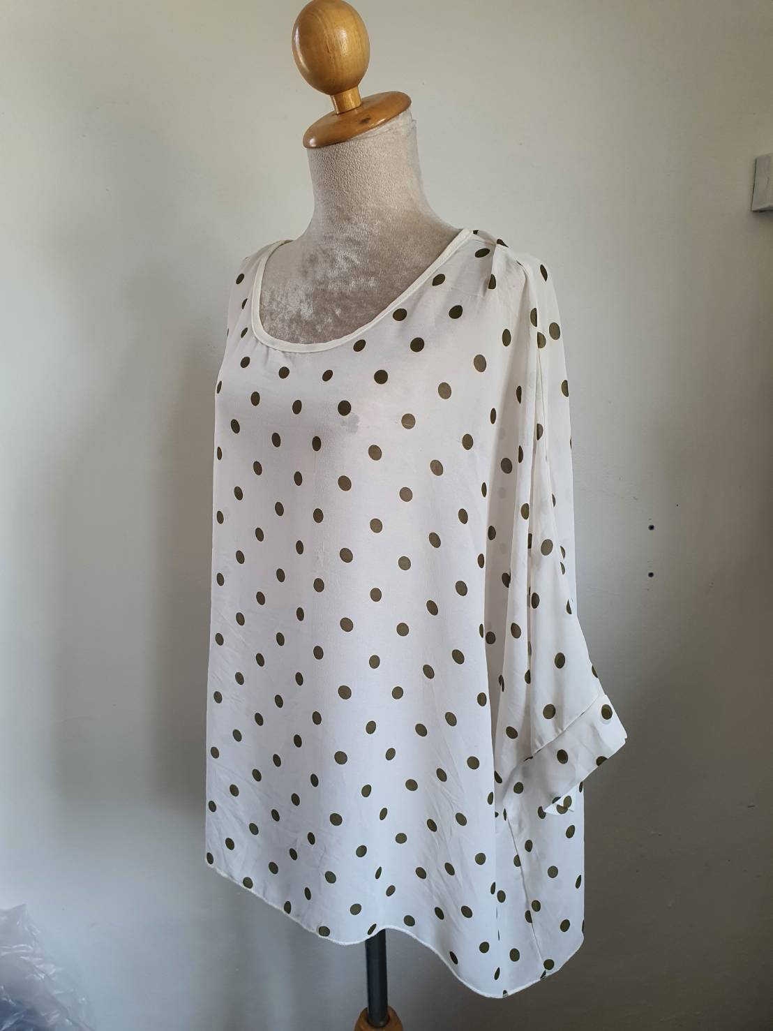 FF05247 เสื้อผ้ามือสอง สีขาวลายจุด อก free