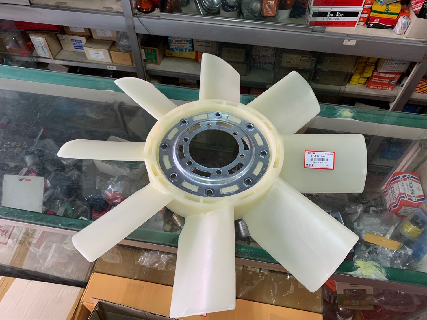 ใบพัดลม HINO EF750 25.5 นิ้ว หมุนซ้าย เป่าออก