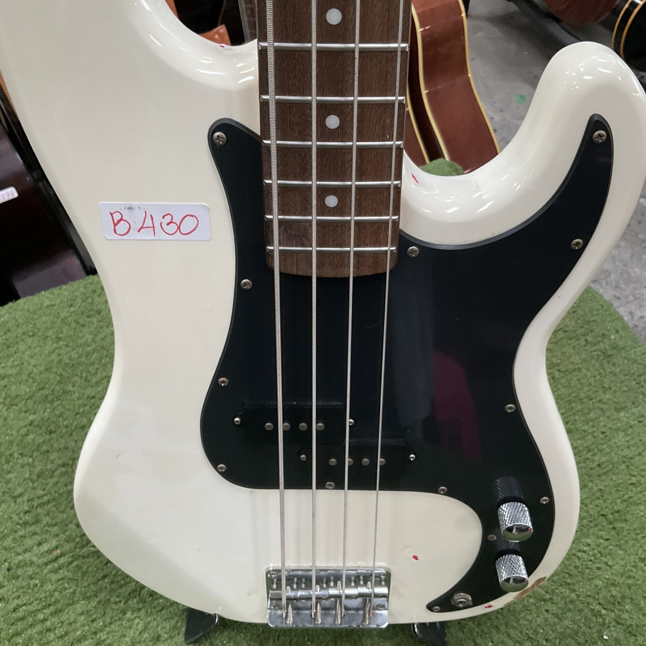 กีต้าร์เบส BUSKER'S