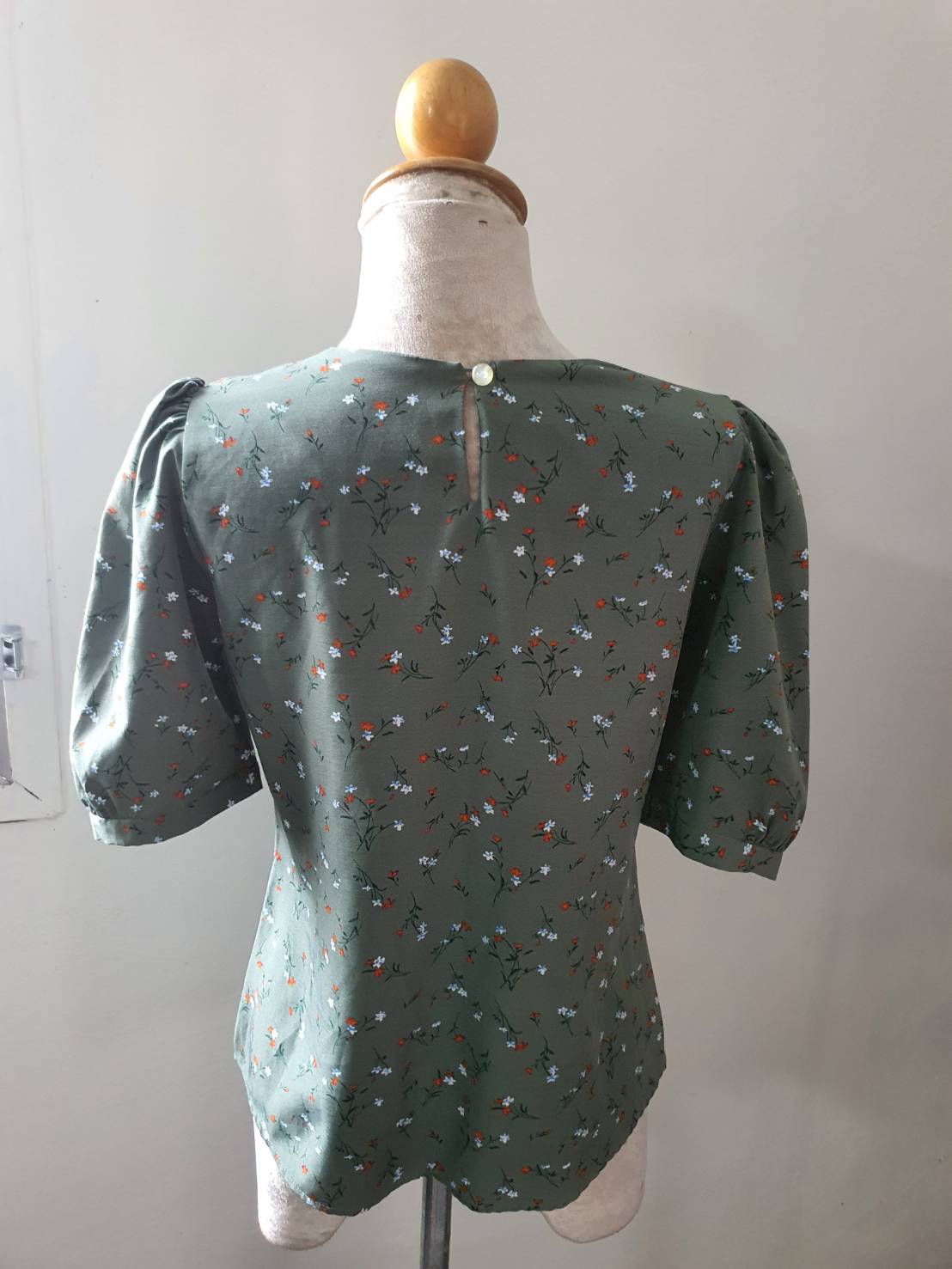 FF06522 เสื้อผ้ามือสอง สีเขียวลายดอกไม้ อก 34 นิ้ว