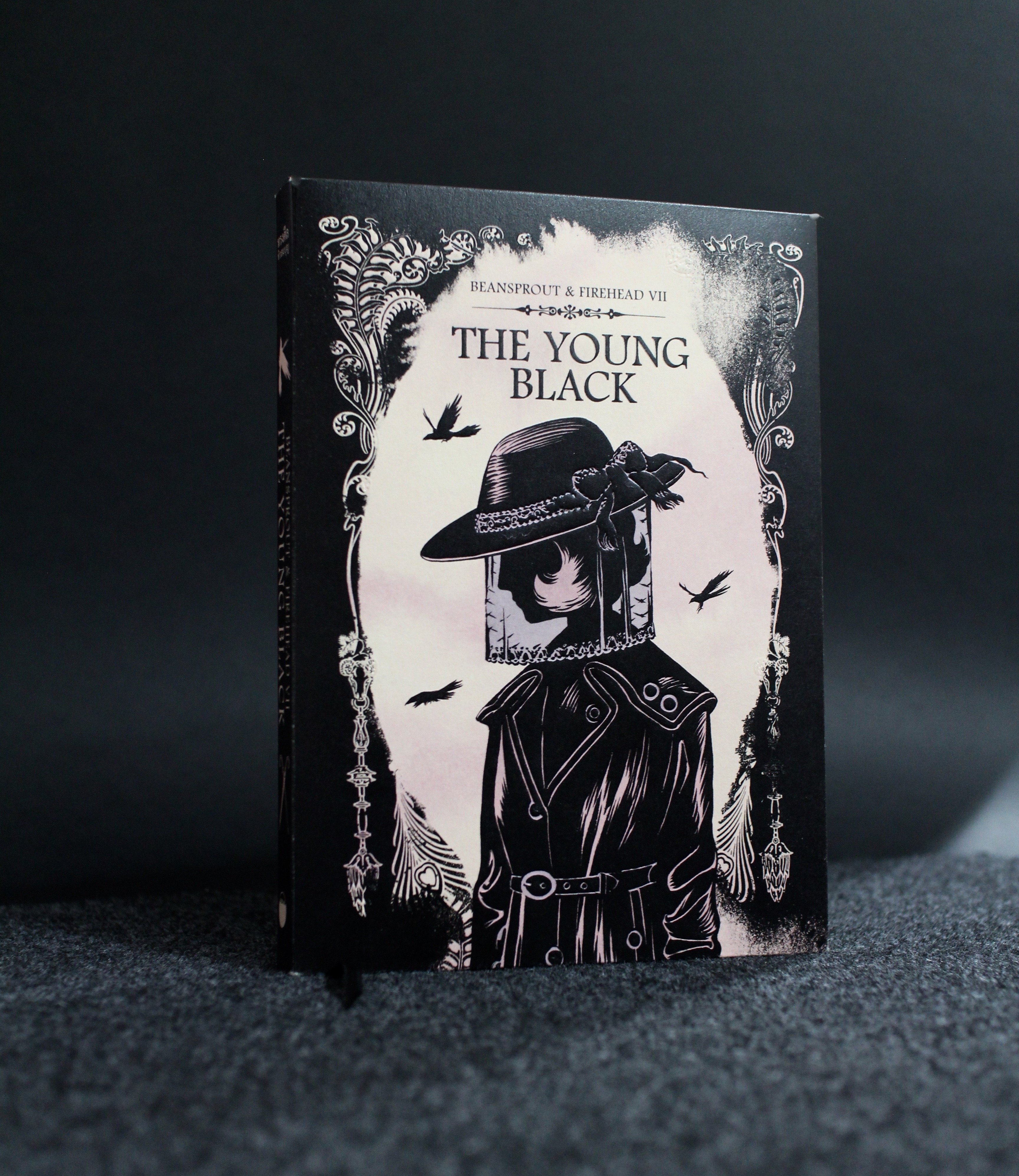 Beansprout & Firehead VII - THE YOUNG BLACK - ถั่วงอกและหัวไฟเล่ม 7 - เรื่องราวของสตรีชุดดำกับความทรงจำจากเงามืด (ปกกึ่งแข็ง)