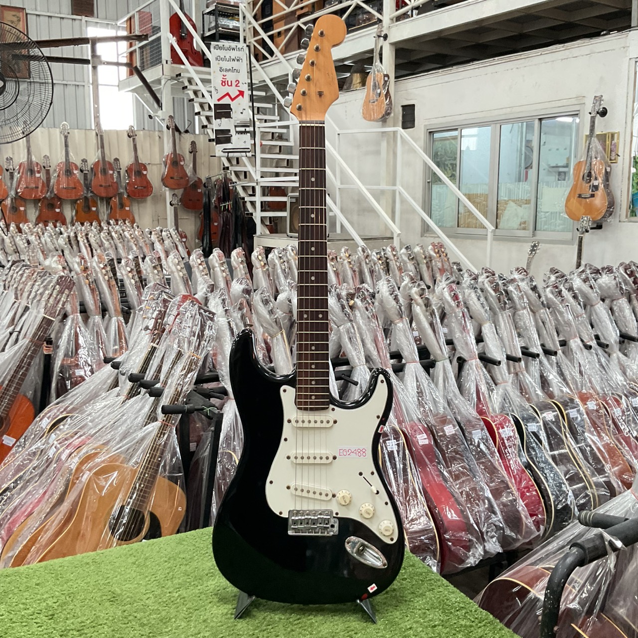 กีต้าร์ไฟฟ้า ยี่ห้อตามภาพ