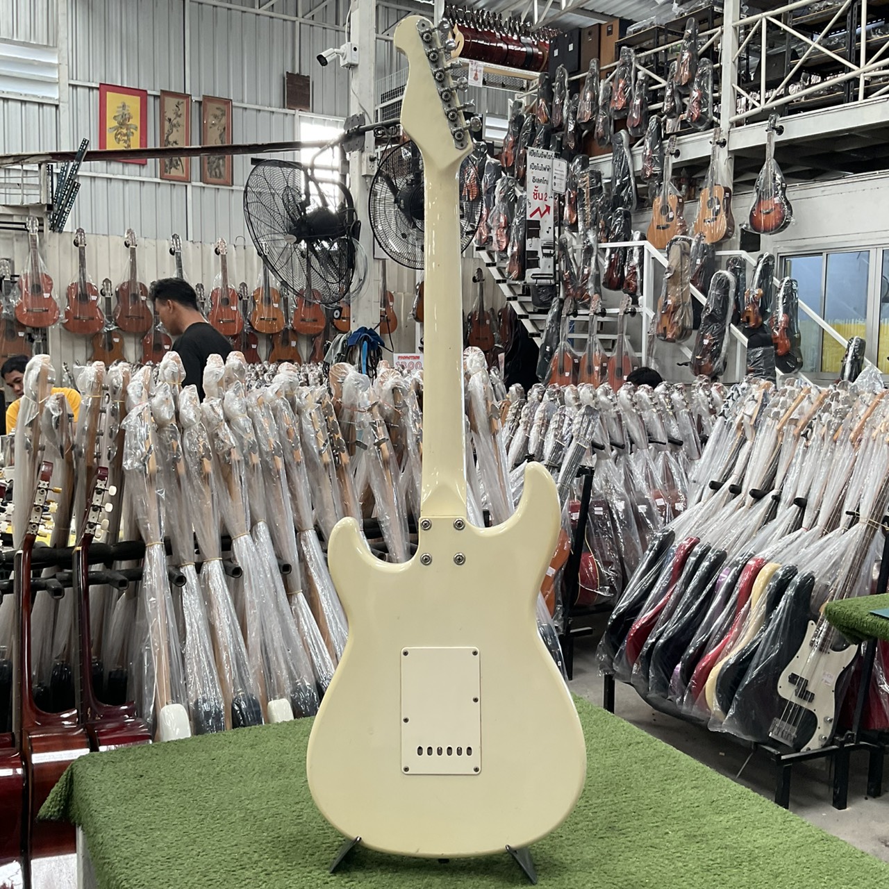 กีต้าร์ไฟฟ้า YAMAHA : Shouter SH-01 - ร้านเครื่องดนตรีมือสอง