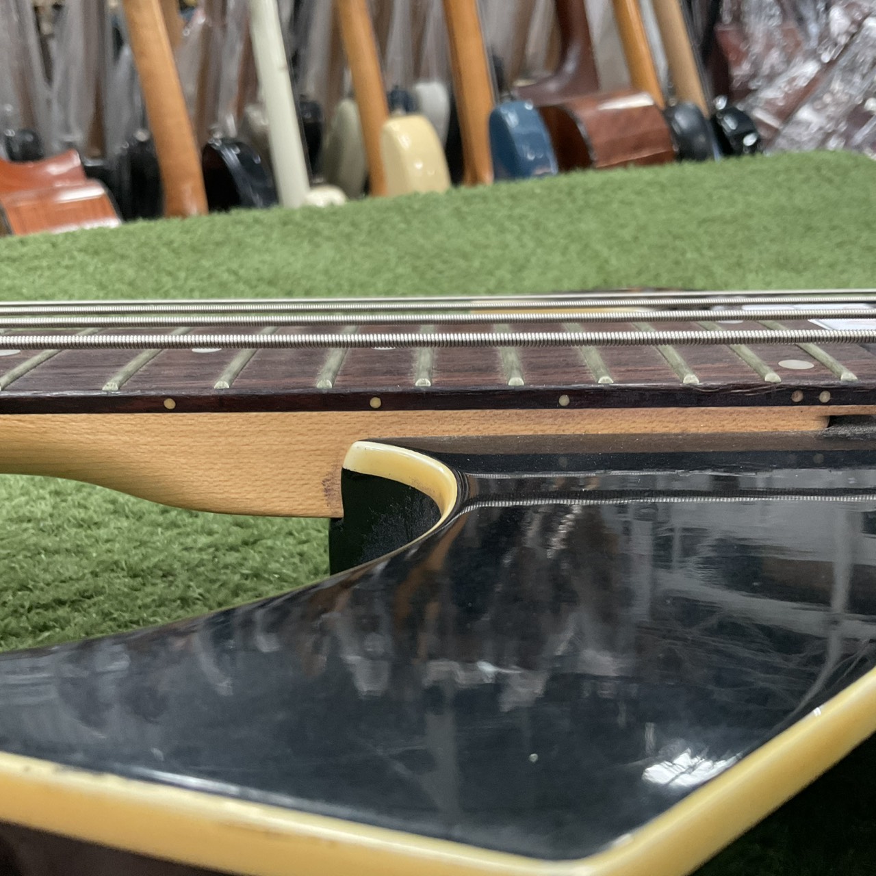 กีต้าร์เบส M