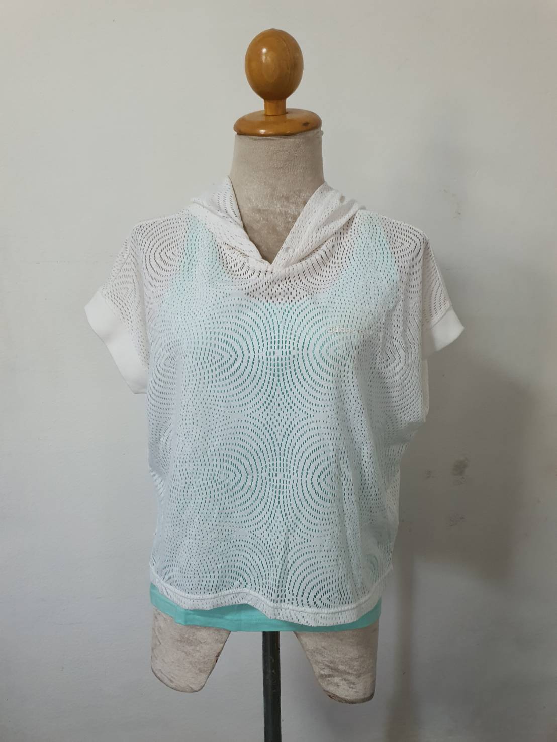 FF06386 เสื้อมีฮูดสีขาว แบรนด์ Adidas อก 42-44 นิ้ว