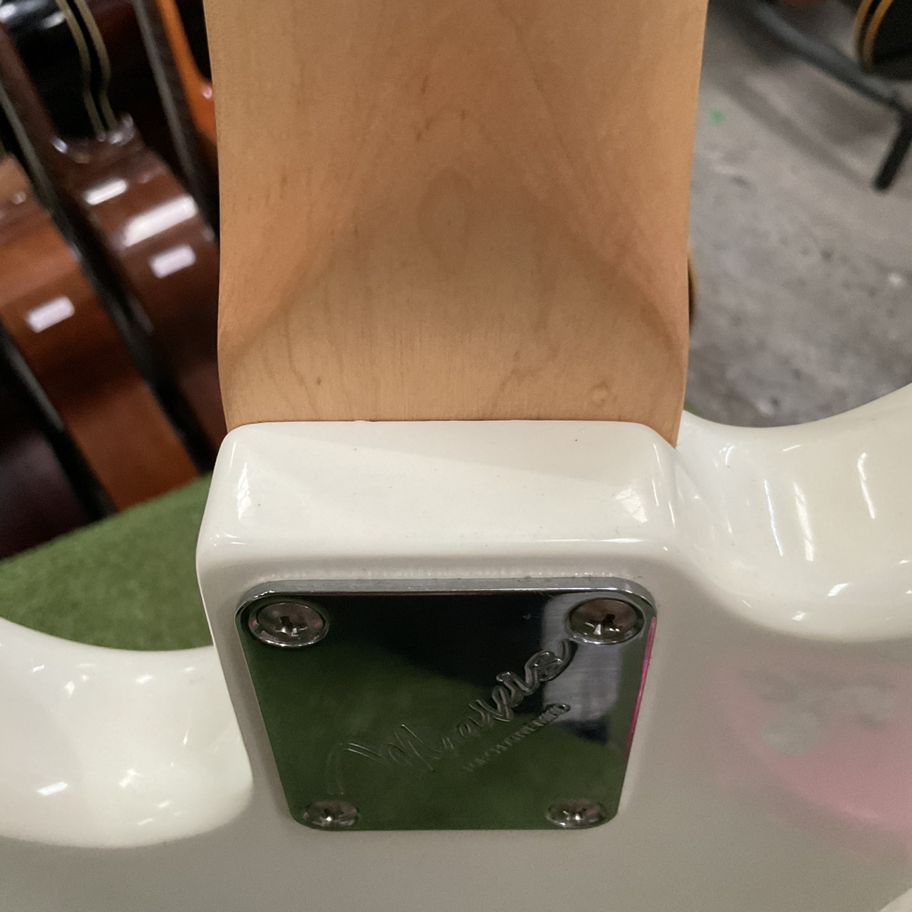 กีต้าร์เบส Mavis