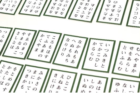 [สื่อการสอนภาษาญี่ปุ่น] โอกุระ ฮิยาคุนิน อิชชู ชิกิชิมะ (รวมชุดซีดี 2 แผ่น) 小倉百人一首 敷島（CD2枚組付）