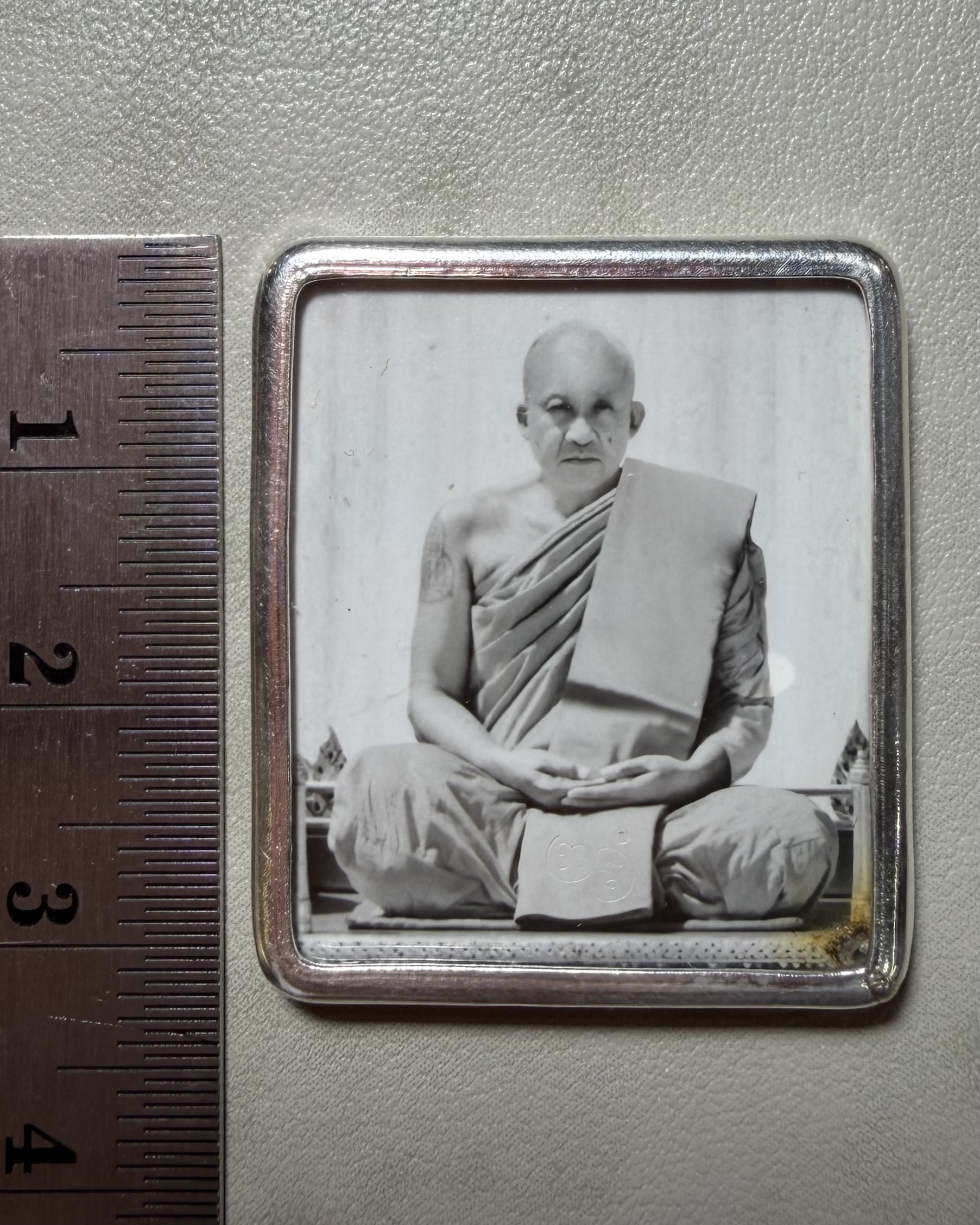 รูปถ่ายหลวงพ่อชำนาญฟิล์มกระจกโบราณ (รุ่น:กองบุญกฐิน2568,หลังจีวร,ตะกรุดเงิน) Luang Por Chamnan’s Wet-Plate Collodion Portrait. (series:kathina merit fund 2568,with Luang Por Chamnan’s monastic robe and silver takrud) SKU-04064