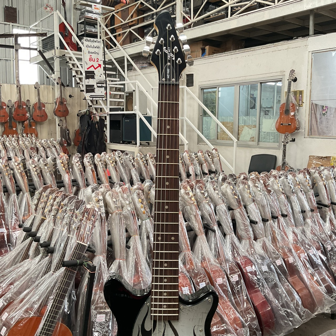 กีต้าร์ไฟฟ้า FIRST ACT : ME1980