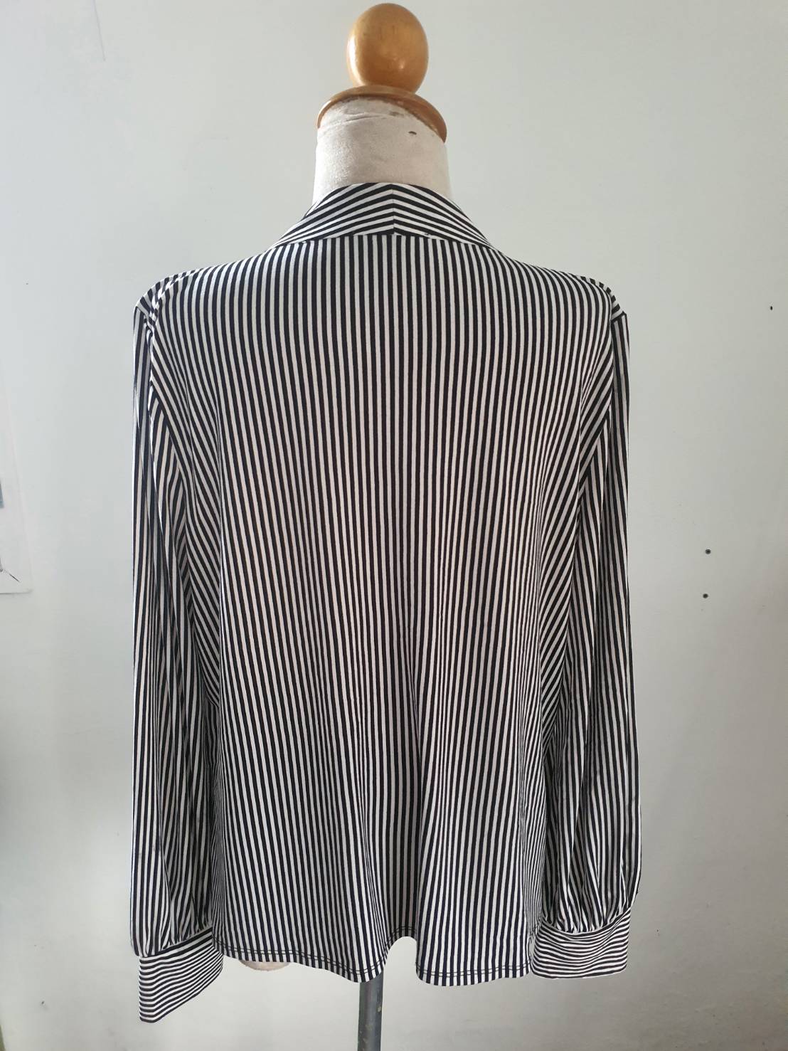 FF05858 เสื้อแฟชั่น มือสอง ลายทาง แบรนด์ ADRIANNA PAPELL อก 42-44 นิ้ว