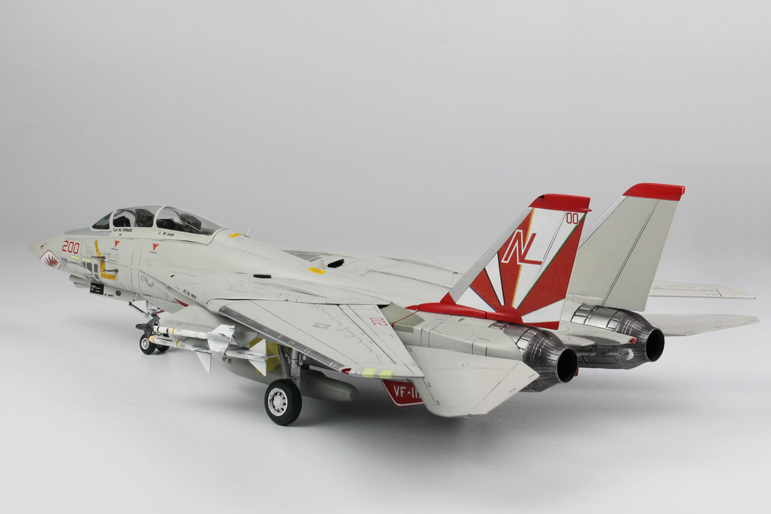 โมเดลเครื่องบิน Platz Hobby 1/48 TPA-16 US Navy F-14A Tomcat VF-111 Sundowners