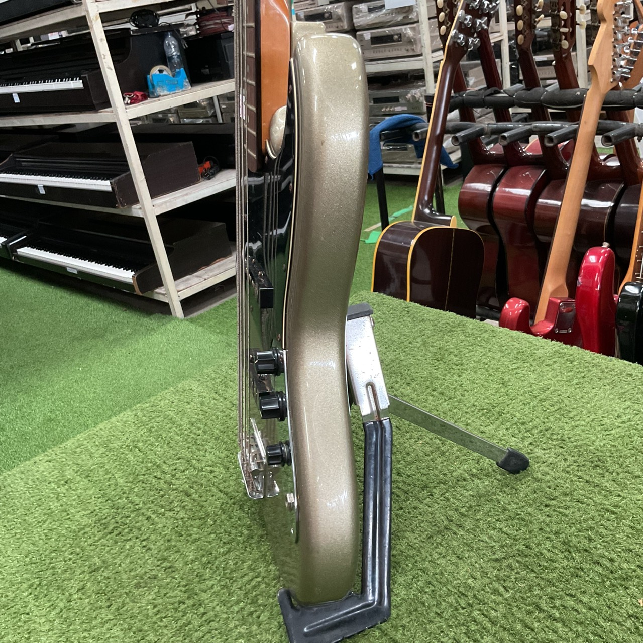 กีต้าร์เบส Legend