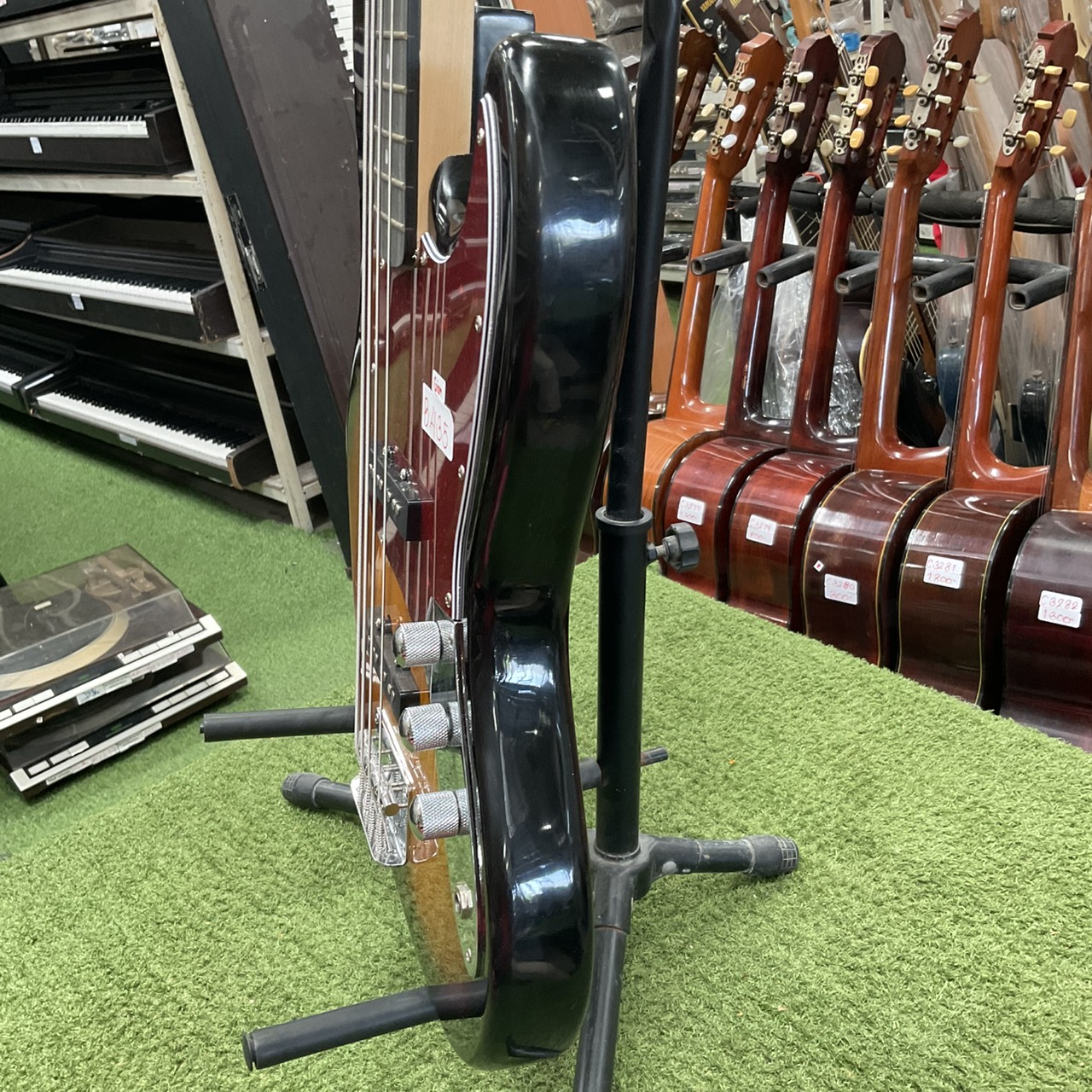 กีต้าร์เบส Gion