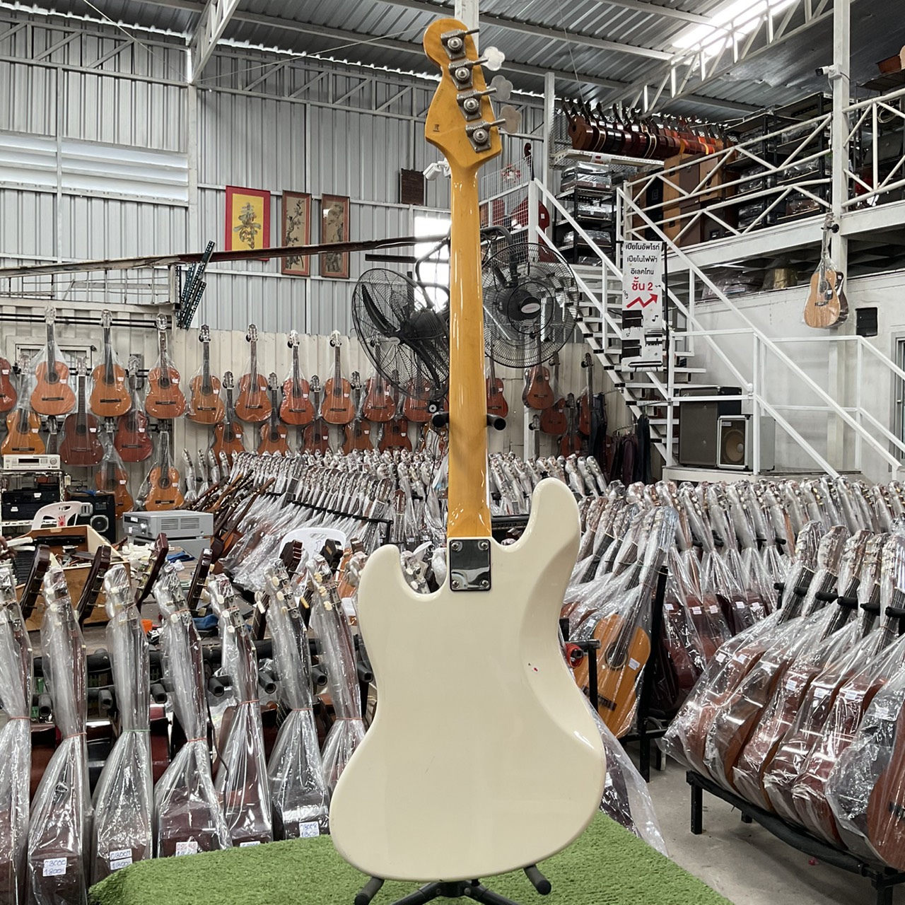 กีต้าร์เบส Legend