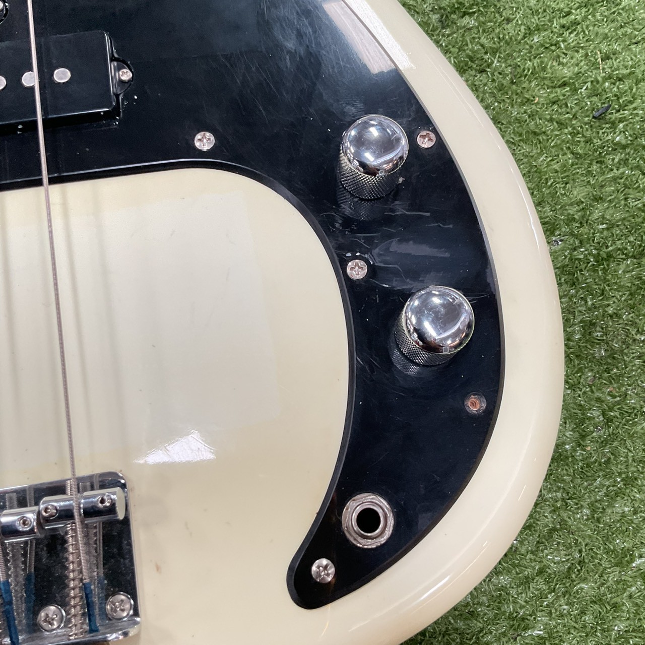 กีต้าร์เบส Legend