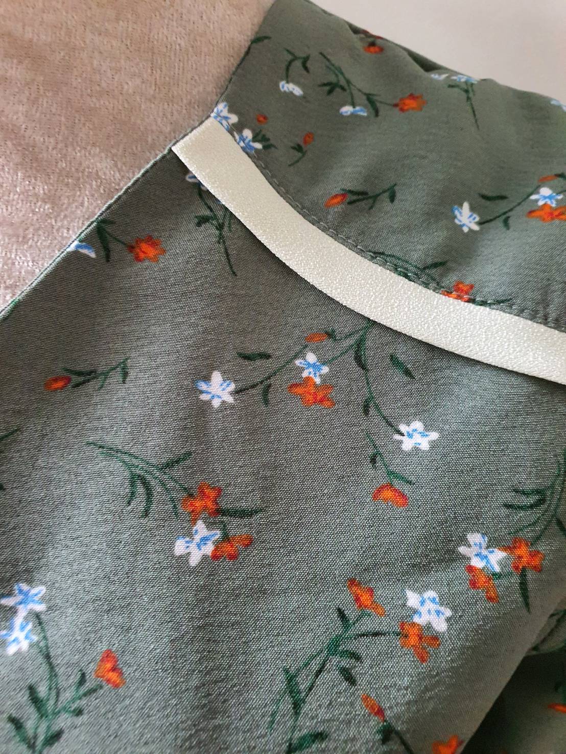FF06522 เสื้อผ้ามือสอง สีเขียวลายดอกไม้ อก 34 นิ้ว