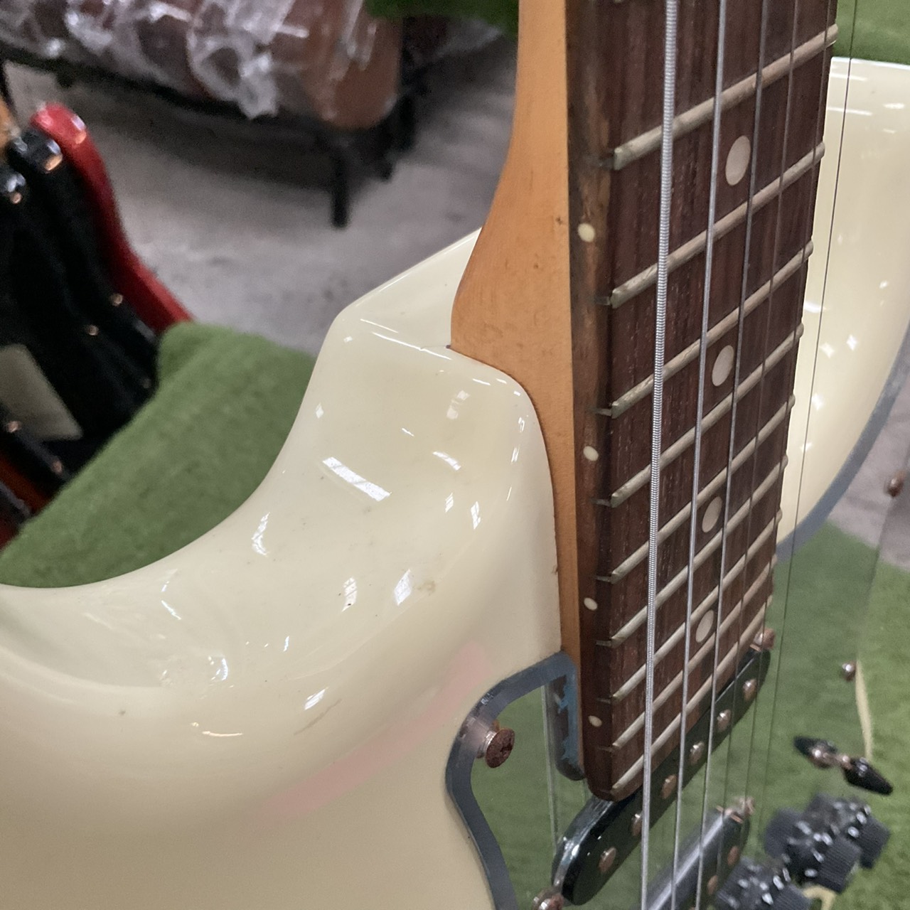 กีต้าร์ไฟฟ้า Mavis