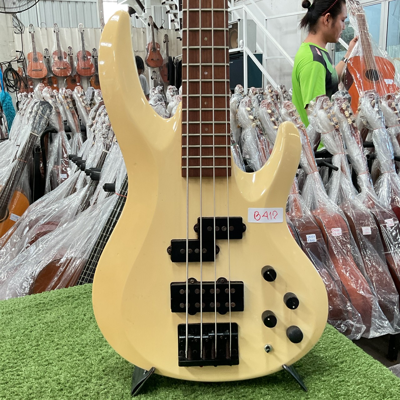 กีต้าร์เบส EDWARDS