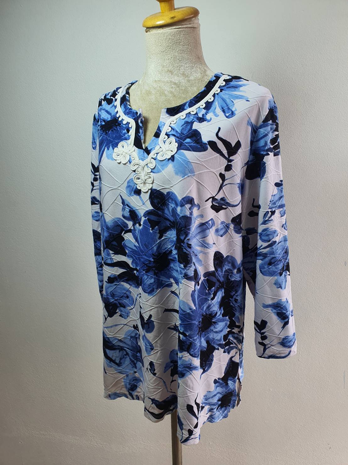 FF04096 เสื้อผ้ามือสอง สีฟ้าลายขาว แบรนด์ TANJAY อก 44-48 นิ้ว