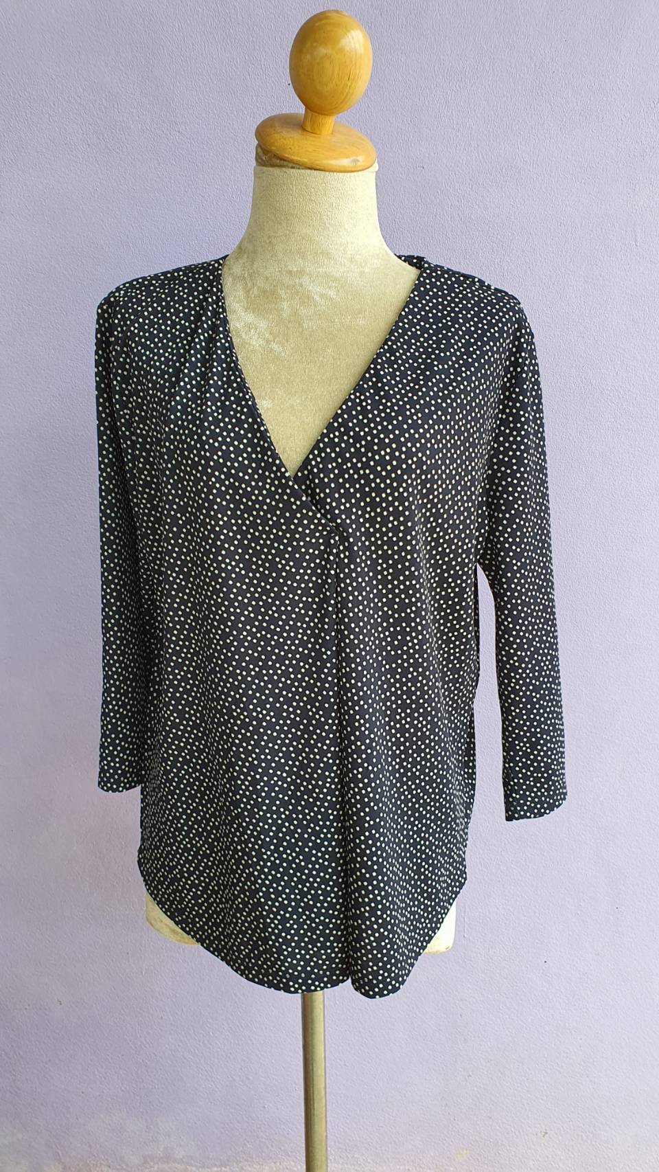 FF03072 เสื้อแฟชั่น ลายจุด มือสอง แบรนด์ ANN TAYLOR อก free-42 นิ้ว