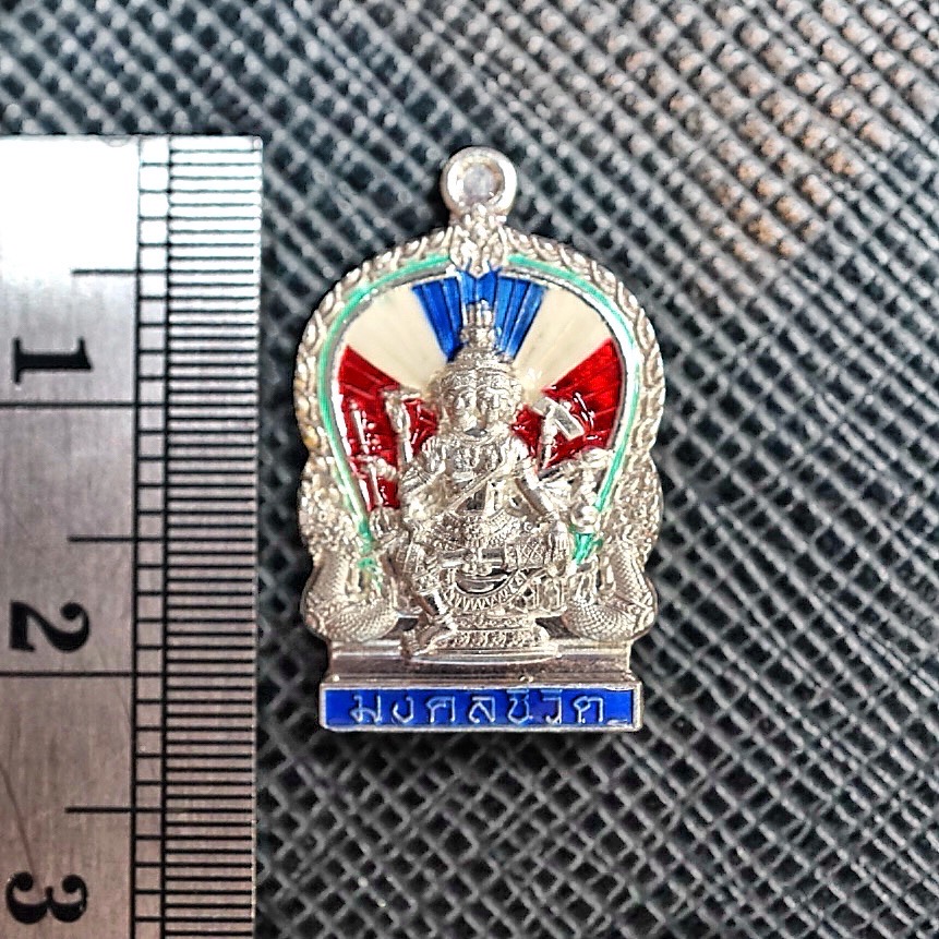 เหรียญพระพรหมนั่งพาน (รุ่น:มงคลชีวิต,เนื้อเงินลงยาลายธงชาติไทย) Phra Phrom Sitting On Pedestal Coin. (series:blessed life,silver material with enamel thai flag pattern) SKU-04012