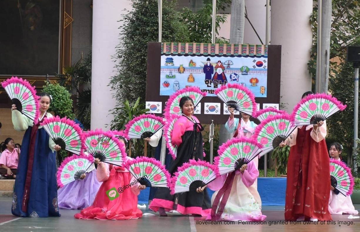 พัดฟ้อนรำเกาหลี แบบขนนกสีชมพู (2 อัน/คู่) 무용부채 2 조 สำหรับฟ้อนรำ แสดงการรำเกาหลี / ฟ้อนรำจีน แสดงการรำจีน เกรดพรีเมียม