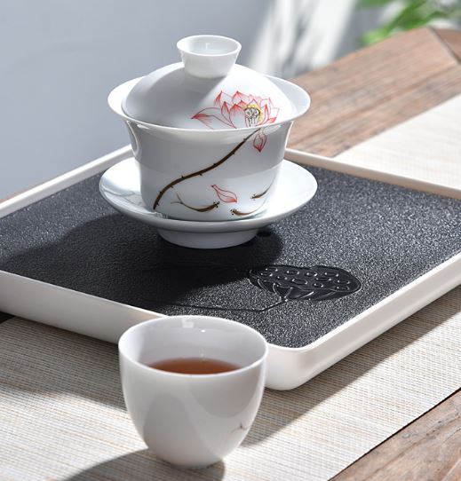 ชุดน้ำชาสำหรับพกพา บรรจุในกล่องกระทัดรัดอย่างดีป้องกันแตกเสียหาย มาพร้อมกาน้ำชา แก้ว4ใบ