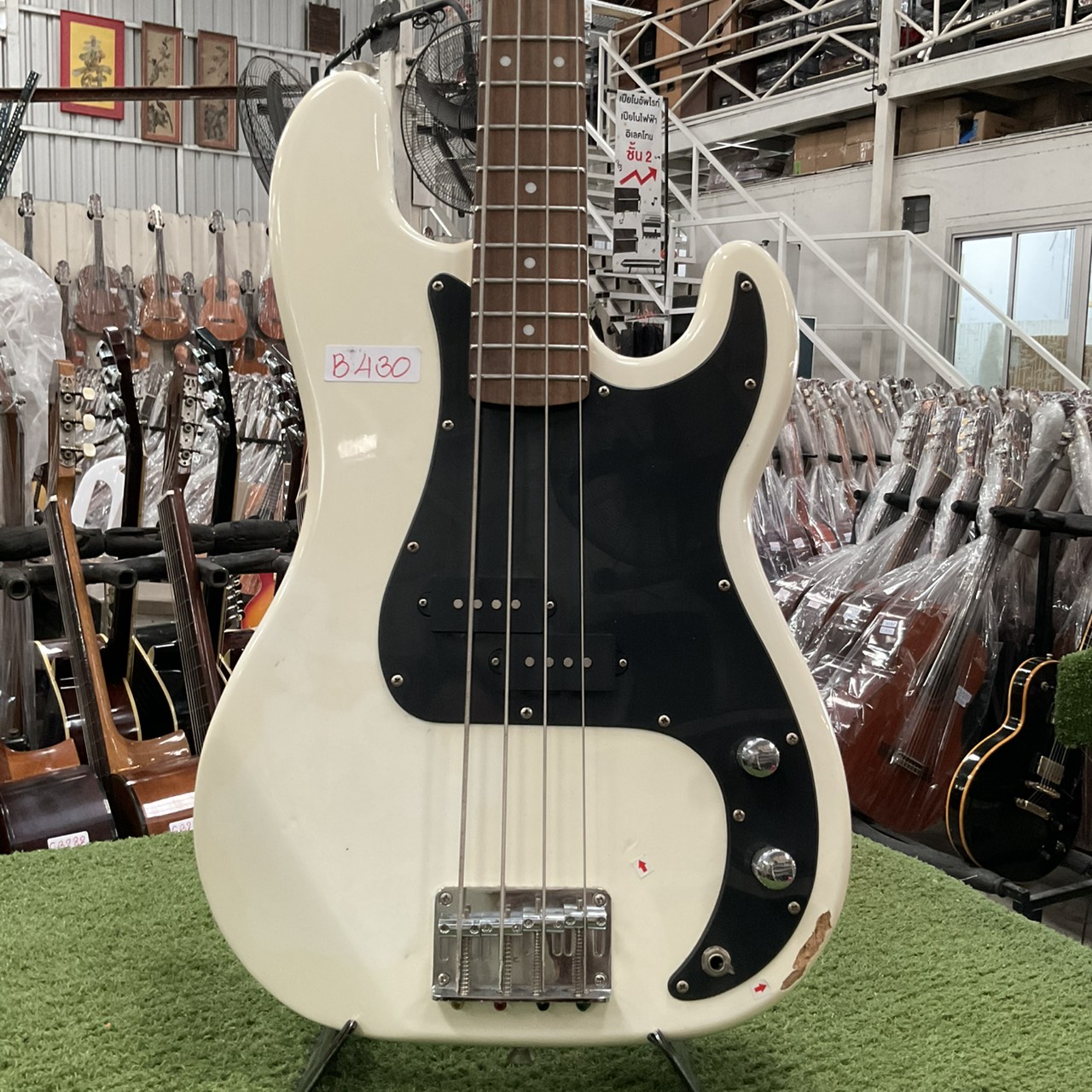 กีต้าร์เบส BUSKER'S