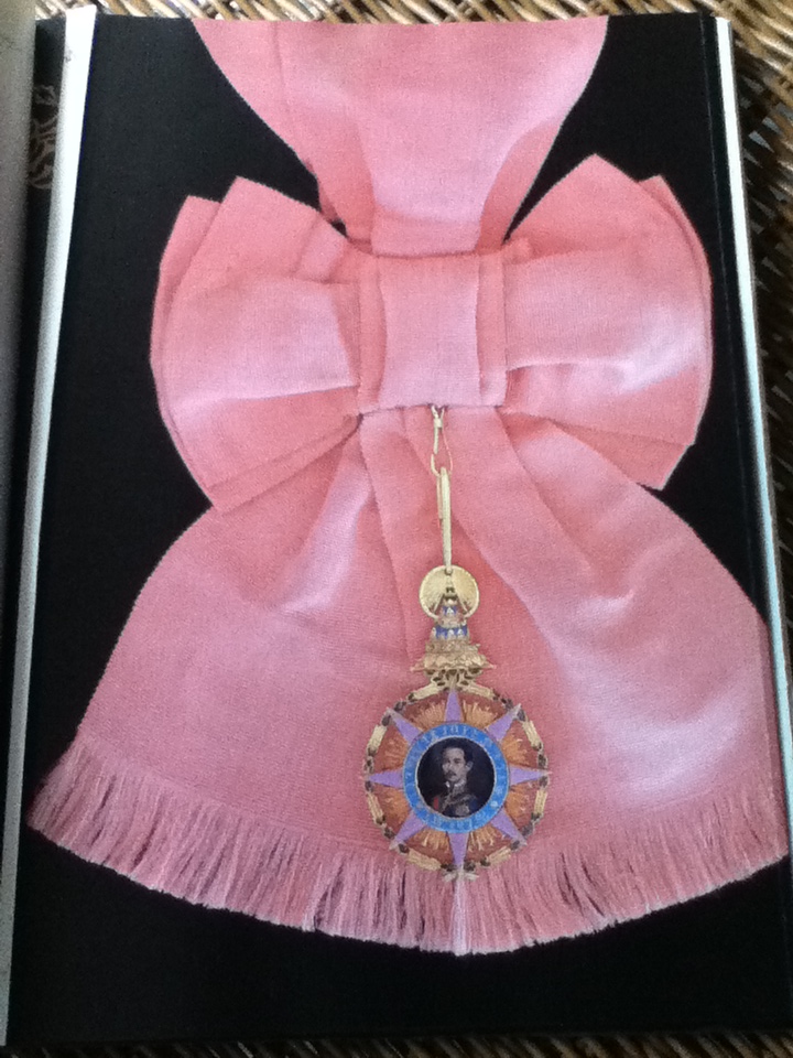 เครื่องราชอิสริยาภรณ์ไทย จัดทำเพื่อเฉลิมพระเกียรติในวโรกาสที่พระบาทสมเด็จพระเจ้าอยู่หัวภูมิพลอดุลยเดชฯ ทรงเจริญพระชนมพรรษา 5 รอบ