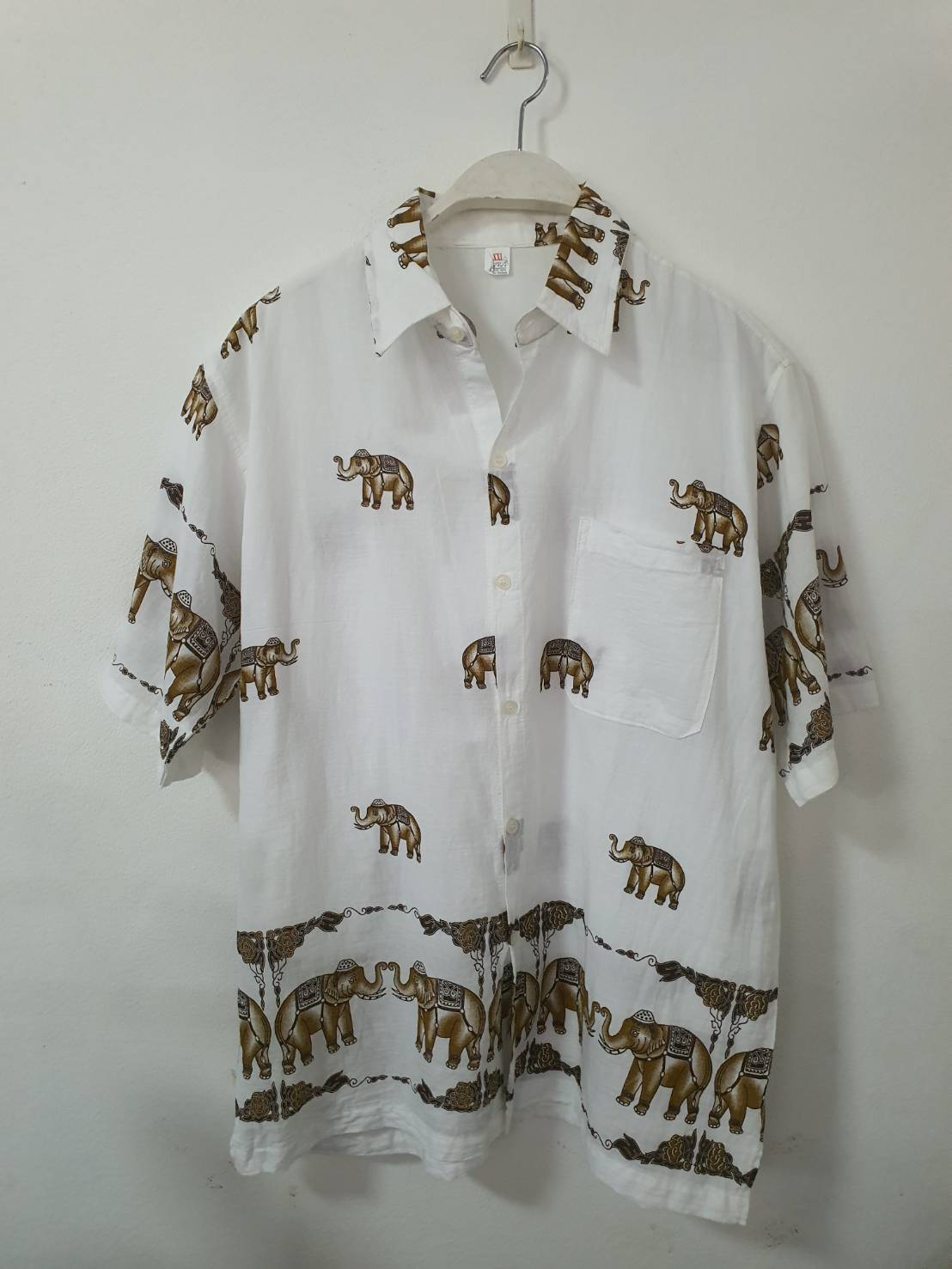 FF06309 เสื้อเชิ้ตมือสอง สีขาว ลายช้างไทย อก 43 นิ้ว
