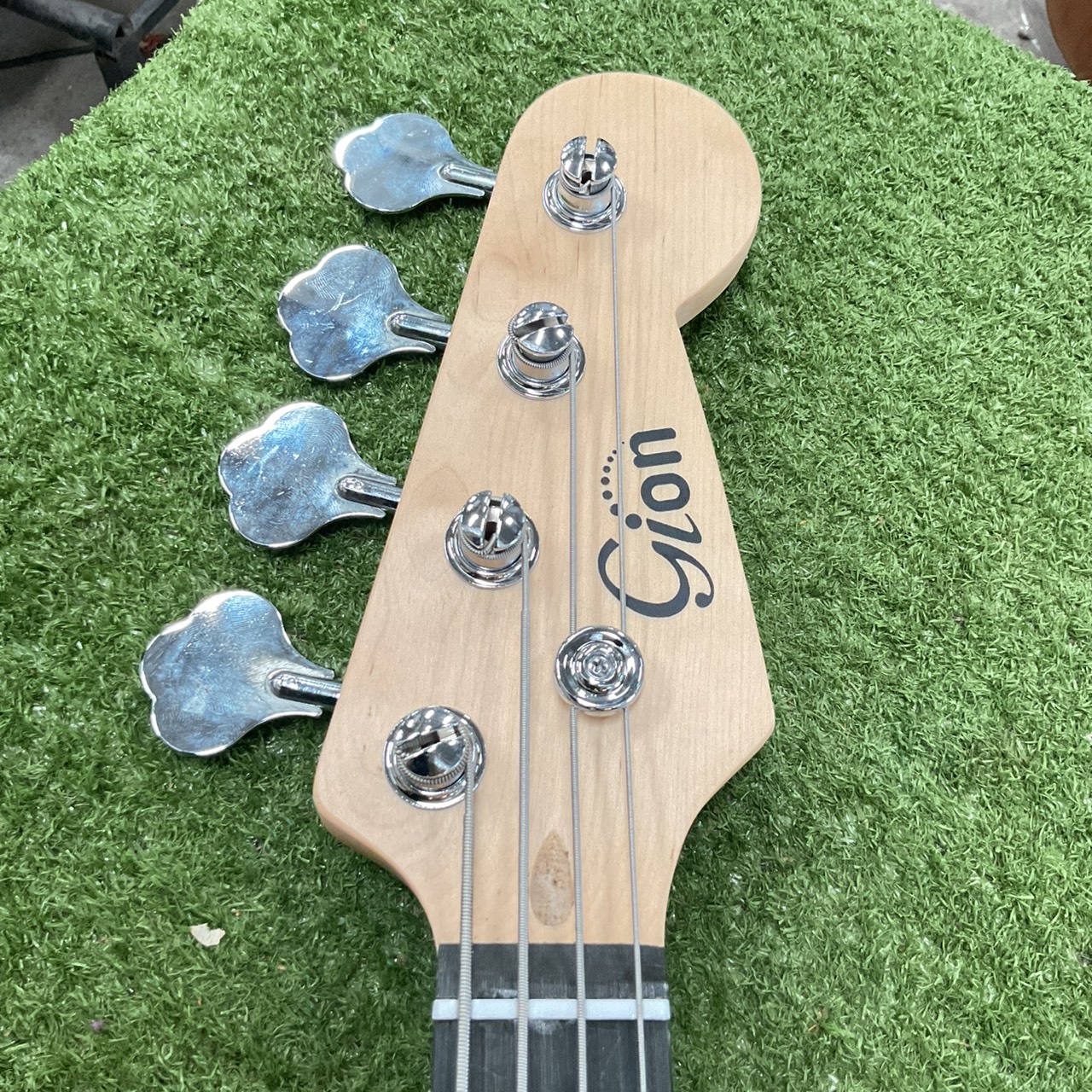 กีต้าร์เบส Gion