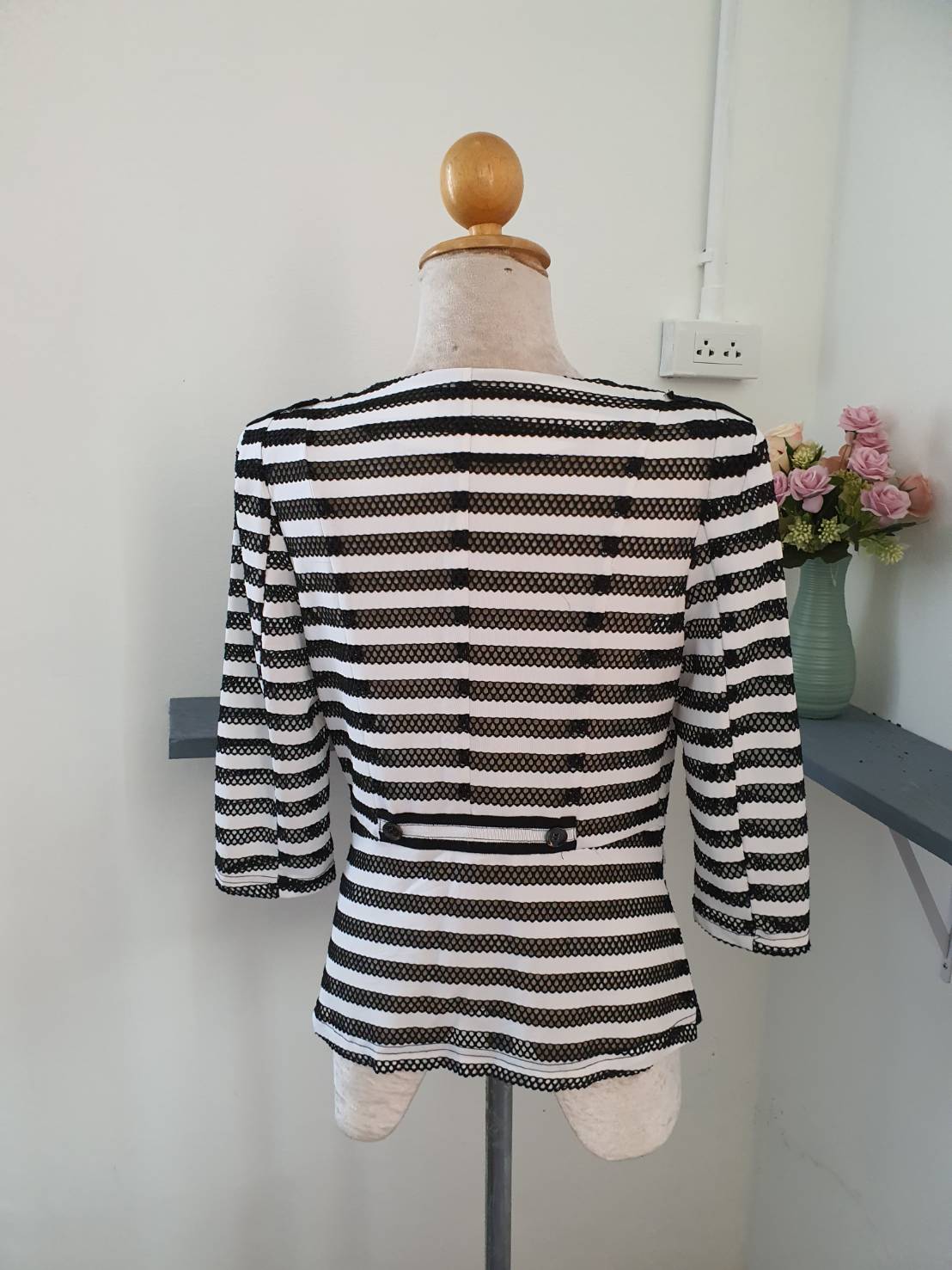 FF05161 เสื้อคลุมมือสอง สีขาวลายดำ อก 34-36 นิ้ว