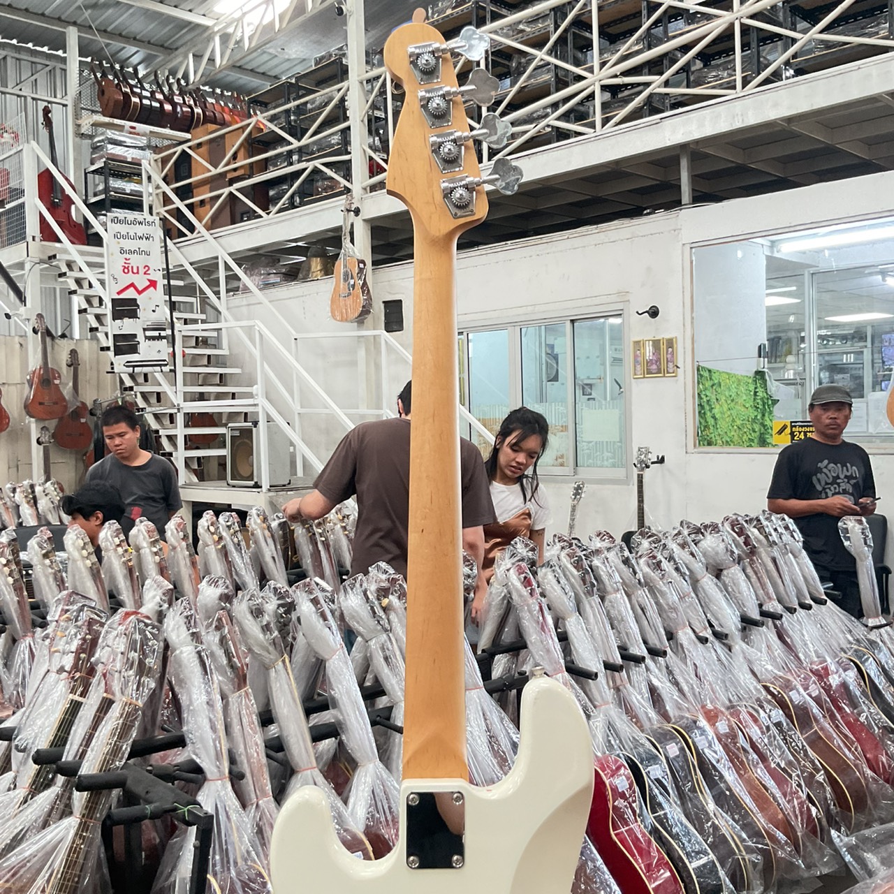 กีต้าร์เบส BUSKER'S