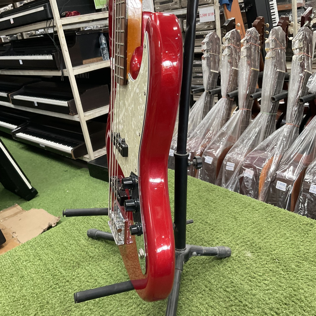 กีต้าร์เบส Legend