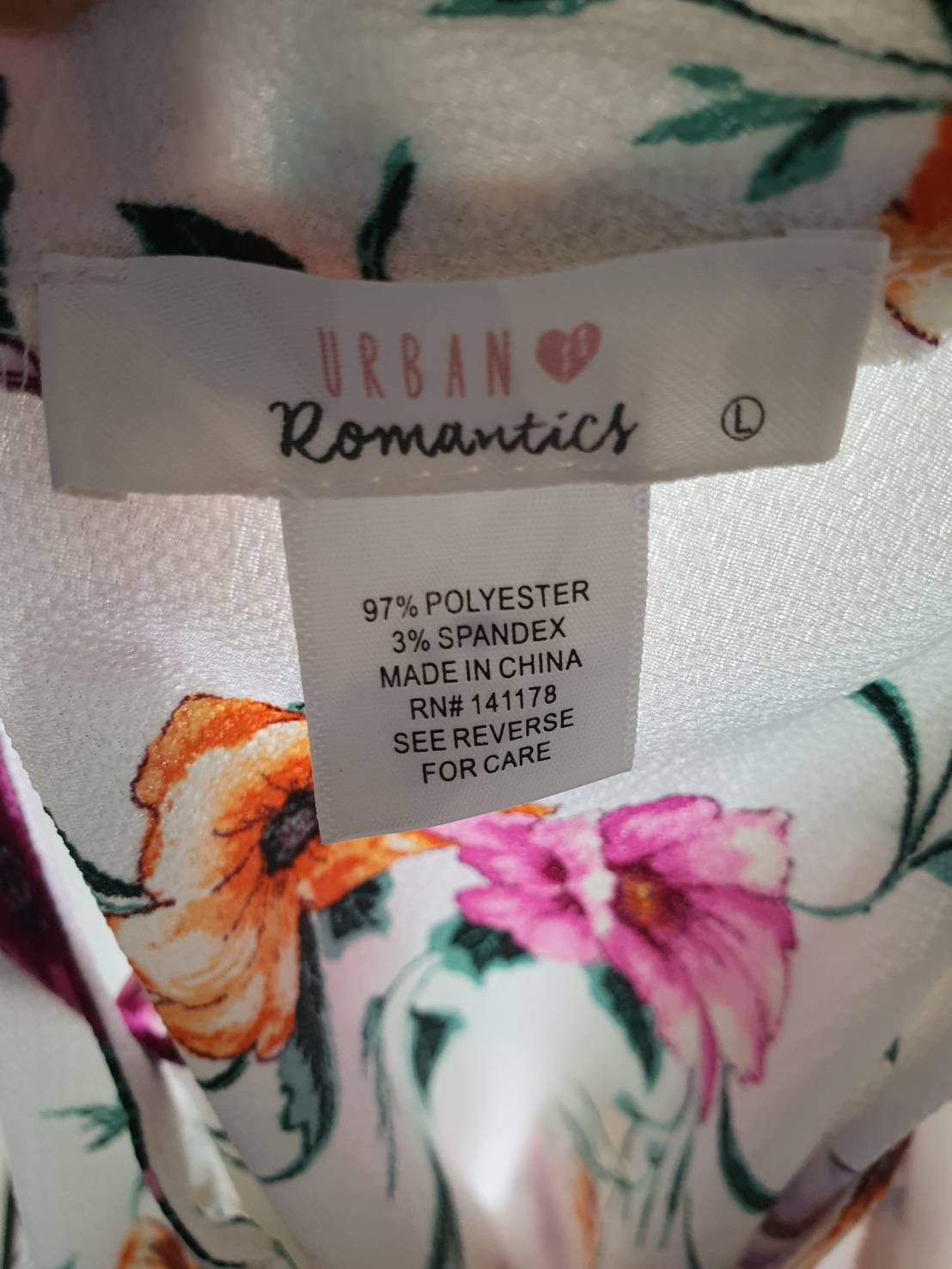 FF04142 เสื้อผ้ามือสอง ลายดอกไม้สีขาว แบรนด์ URBAN ROMANTICS อก 42 นิ้ว
