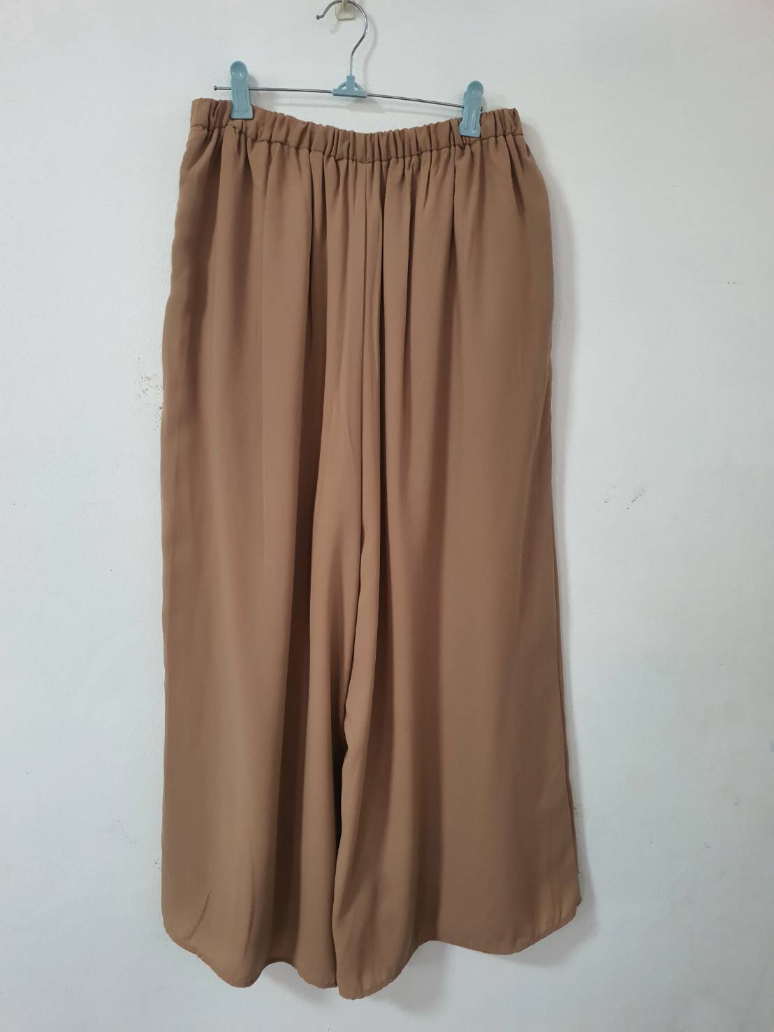 FF06594 กางเกงผ้าชีฟอง มือสอง สีเบจ แบรนด์ GU เป็นแบรนด์ลูกของ UNIQLO เอว 26-32 นิ้ว