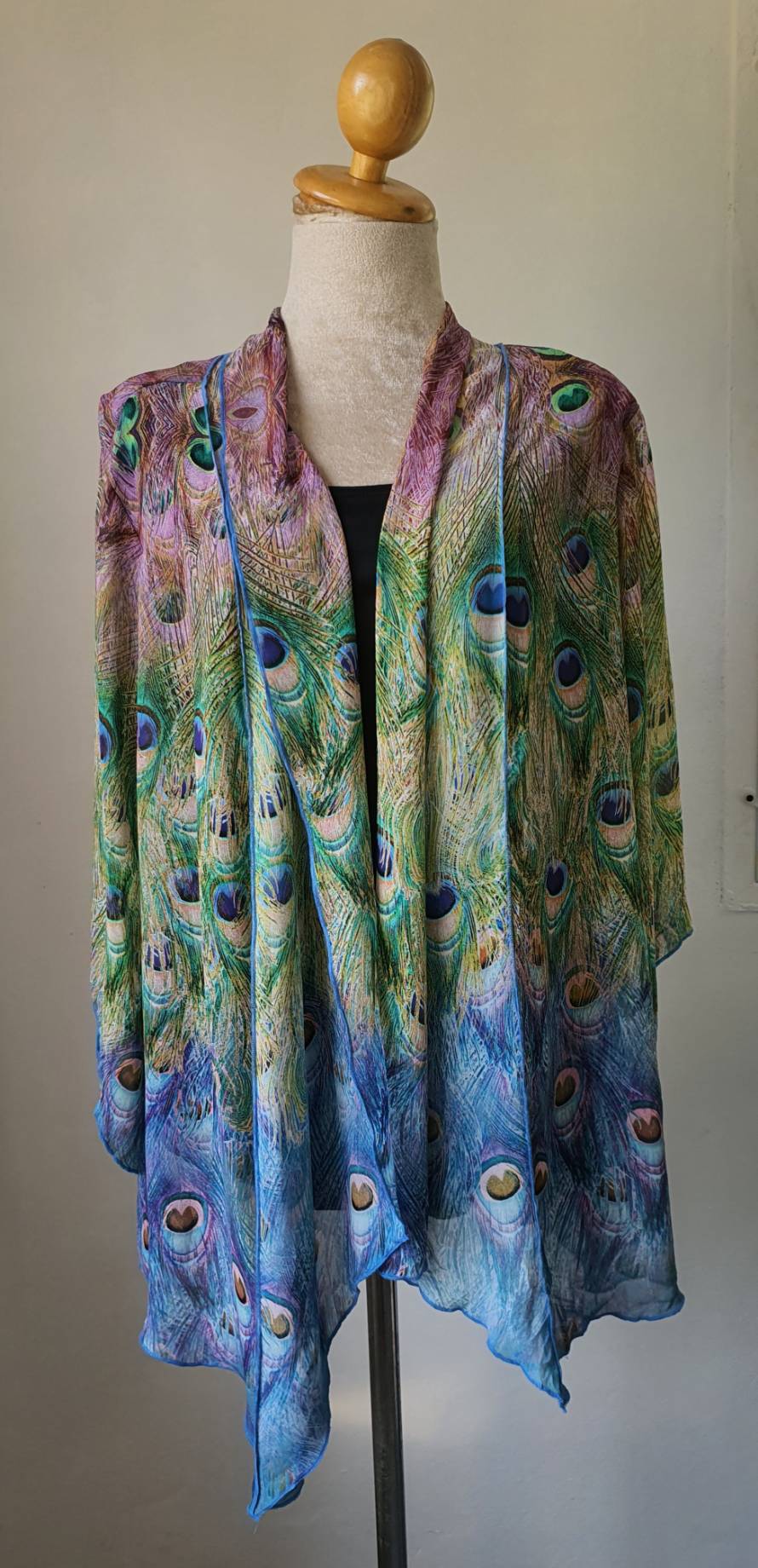 FF04434 เสื้อคลุมมือสอง ลายนกยูง แบรนด์ sara michelle อก free-50 นิ้ว
