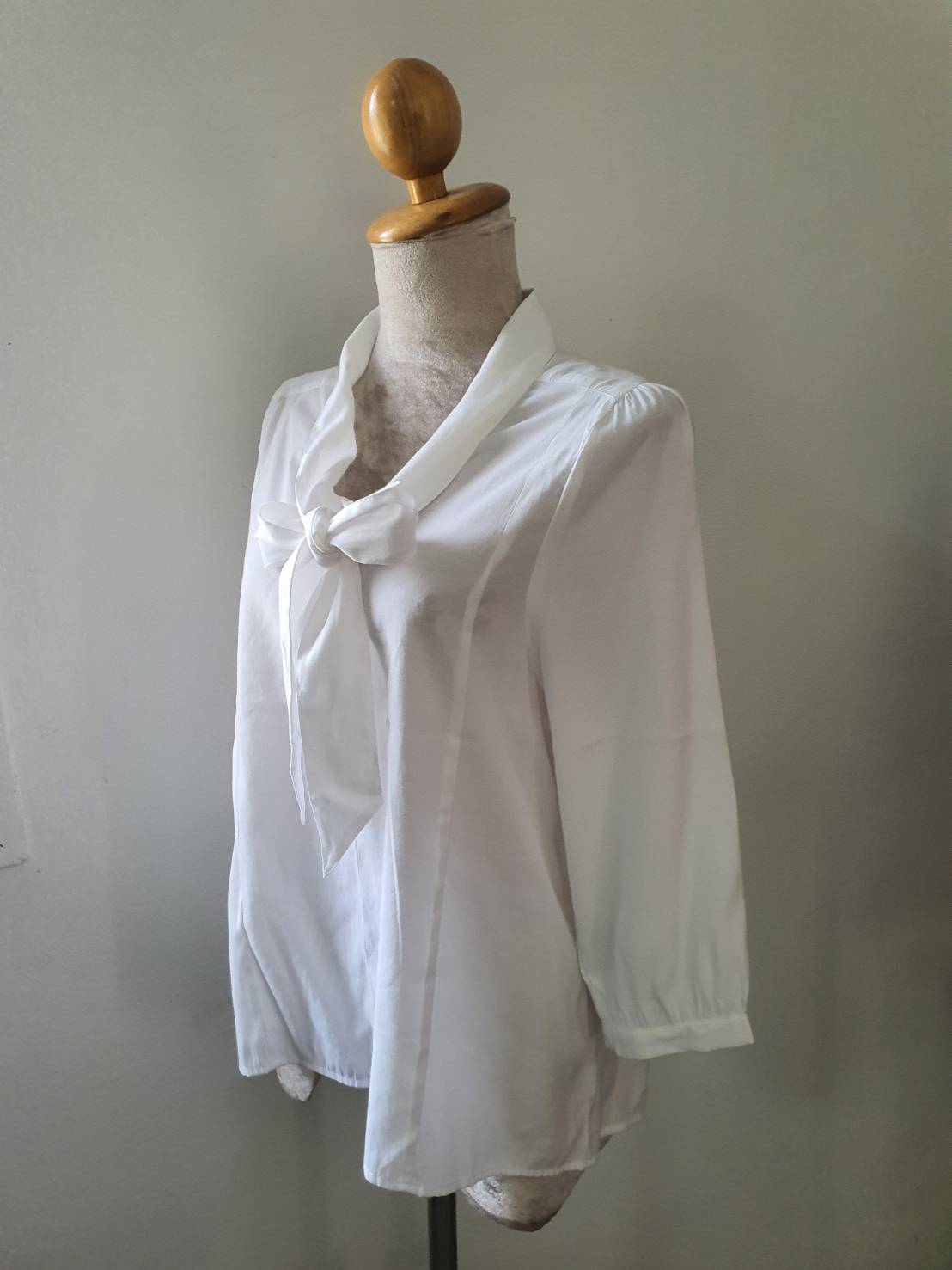 FF06468 เสื้อผ้ามือสอง สีขาว แบรนด์ ESPADA อก 36 นิ้ว