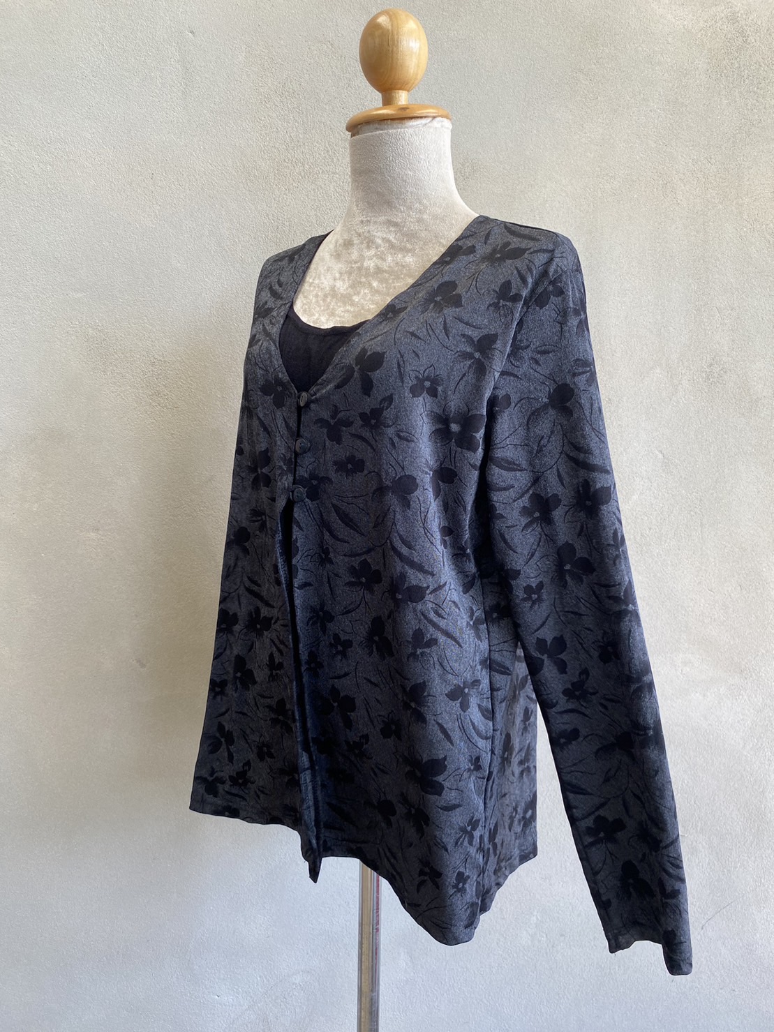 FF04761 เสื้อผ้ามือสอง สีเทาดำลายสวยๆ