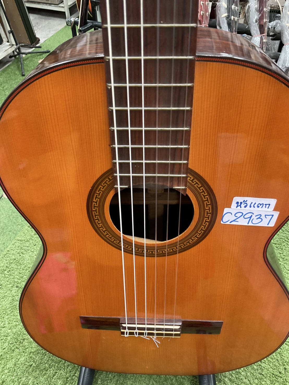 กีต้าร์คลาสสิค ยี่ห้อตามภาพ