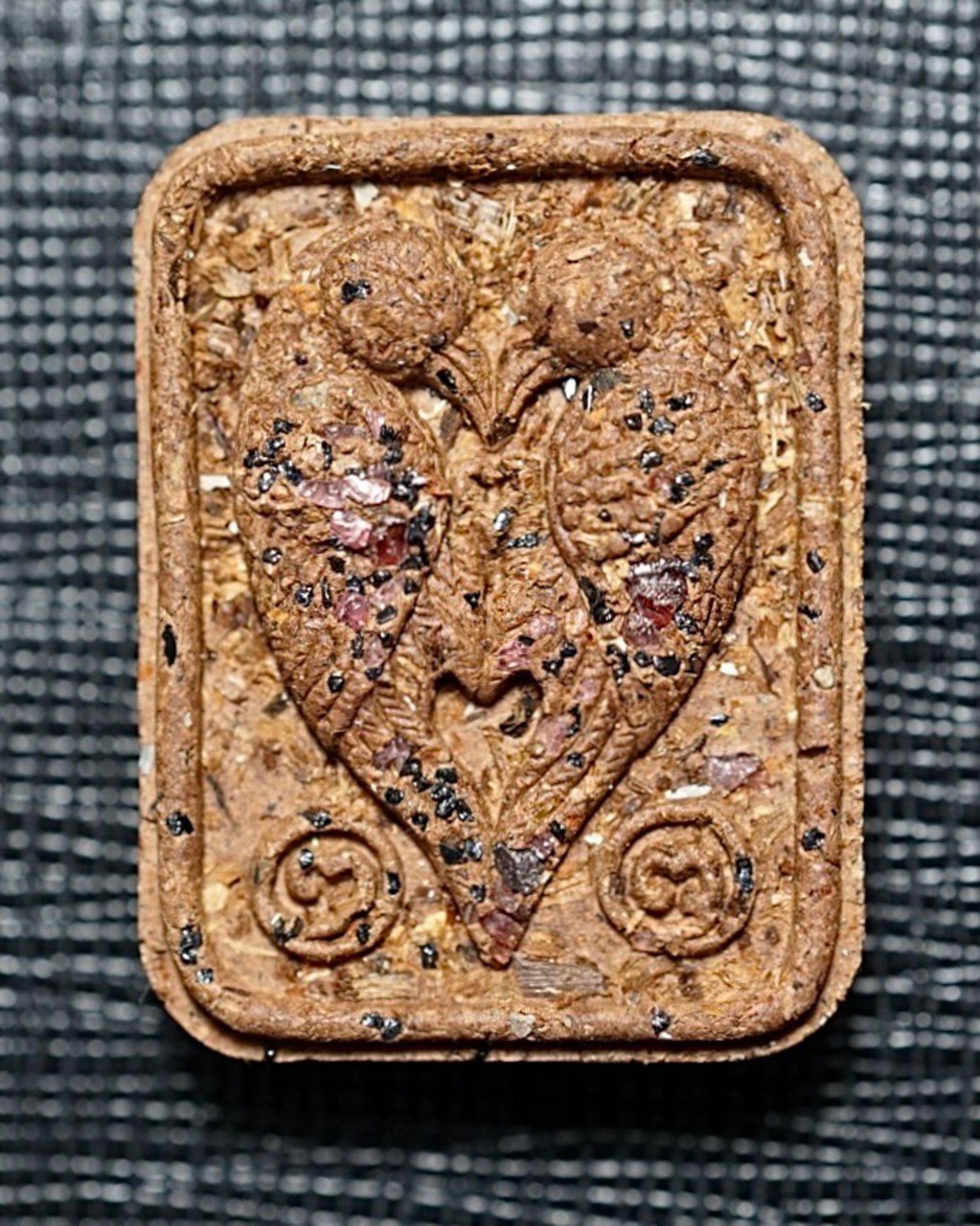 สาริกาลิ้นทอง (เนื้อว่านมหาลาภ,ฝังตะกรุดสาริกาทองแดงคู่) Golden-Tongued Sarika. (great fortune herb material,twin copper sarika Takrud) SKU-03622