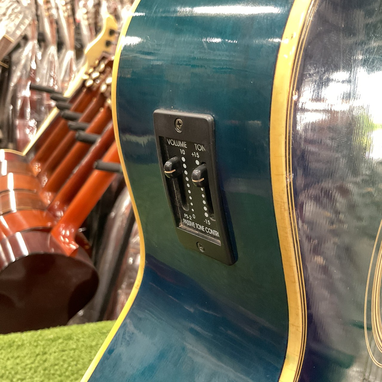 กีต้าร์โปร่งไฟฟ้า Mavis