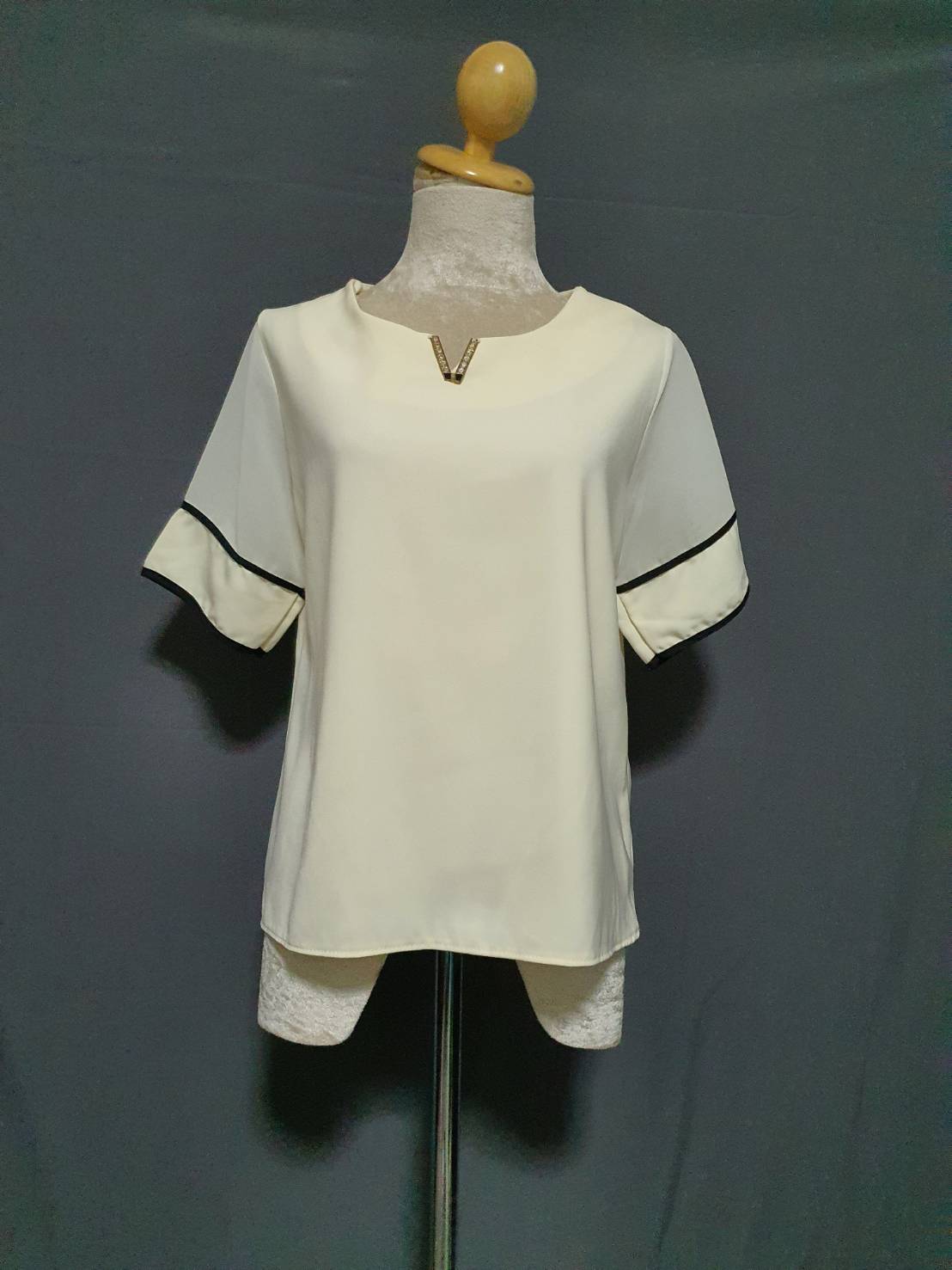 FF06072 เสื้อแฟชั่น มือสอง สีเหลืองอ่อน อก 35-36 นิ้ว