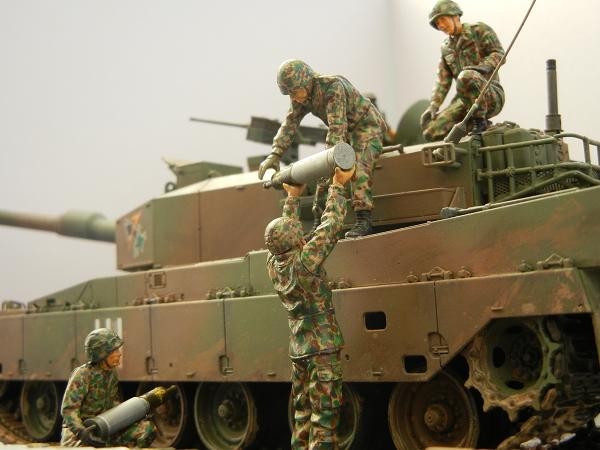 โมเดลรถถังทามิย่า ขนาด 1/35 Tamiya TA35260 Tamiya JGSDF Type 90 Tank - Ammo Loading Crew