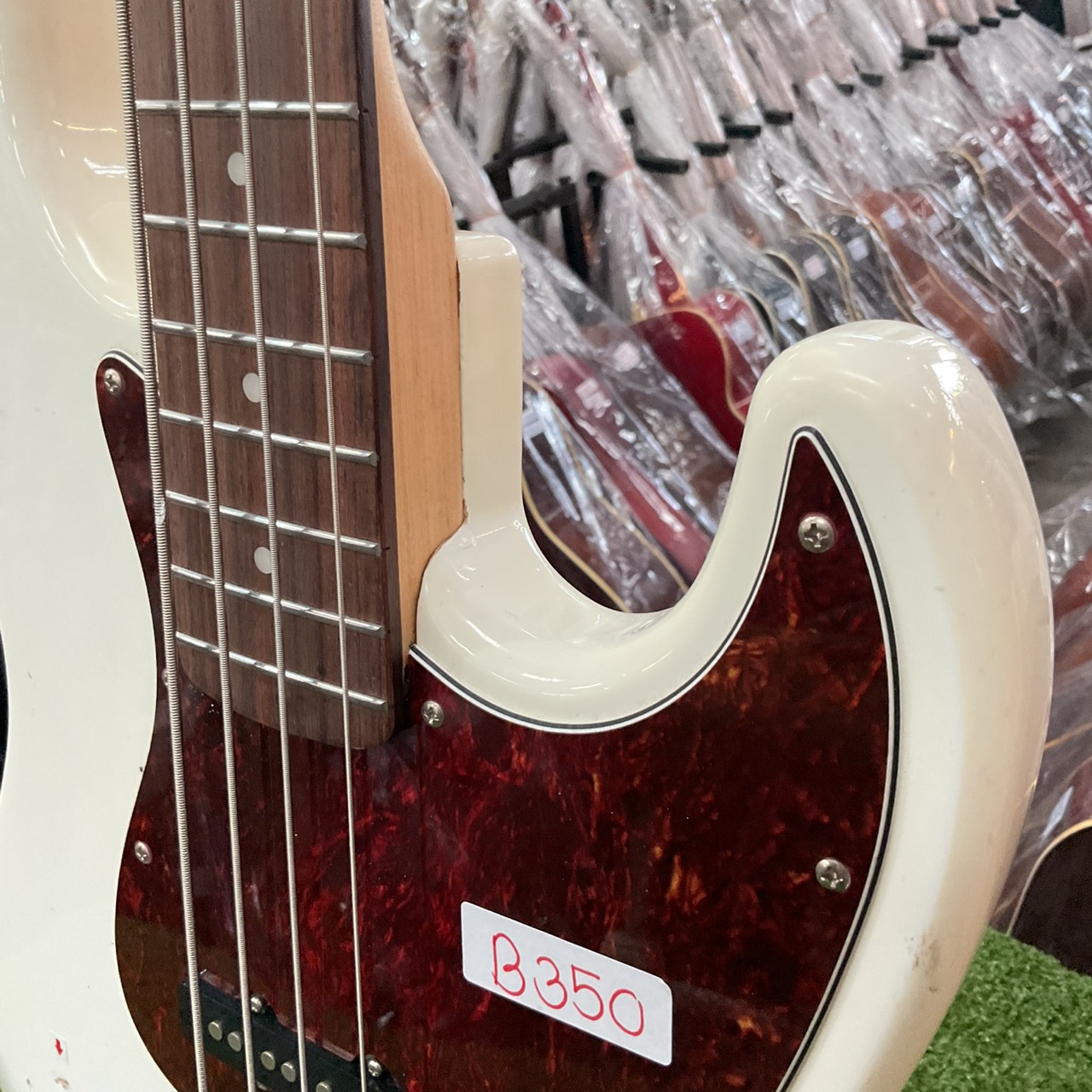 กีต้าร์เบส Mavis