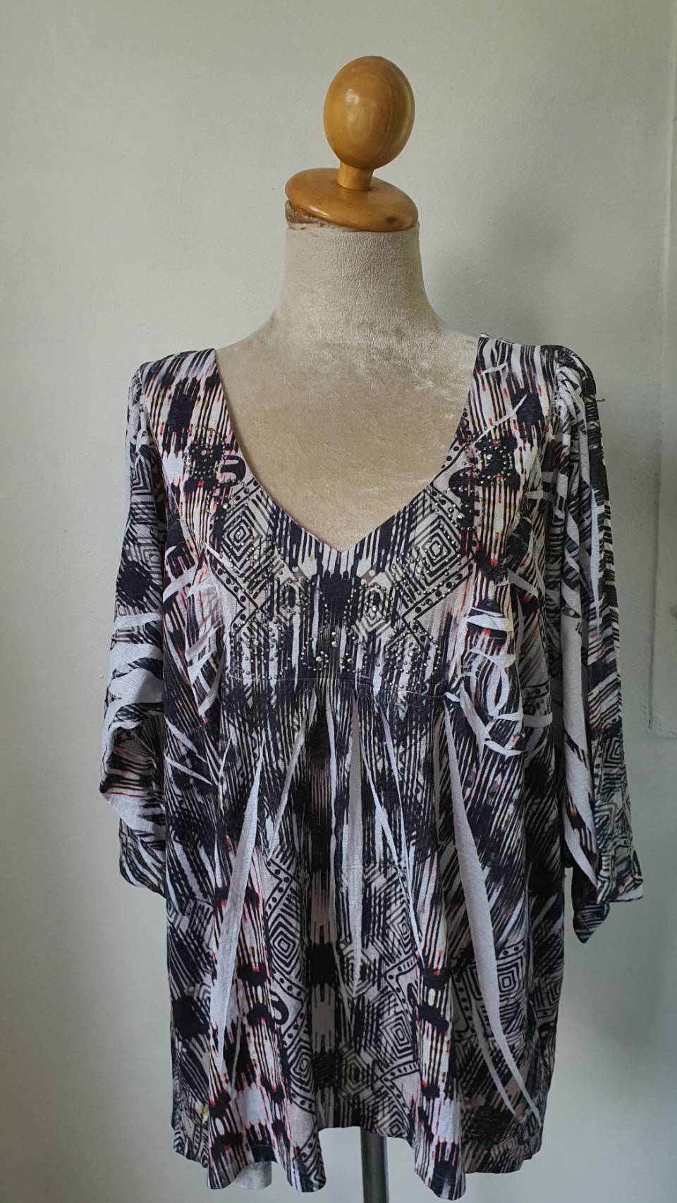 FF04508 เสื้อผ้ามือสอง สีขาวเทาดำ อก free