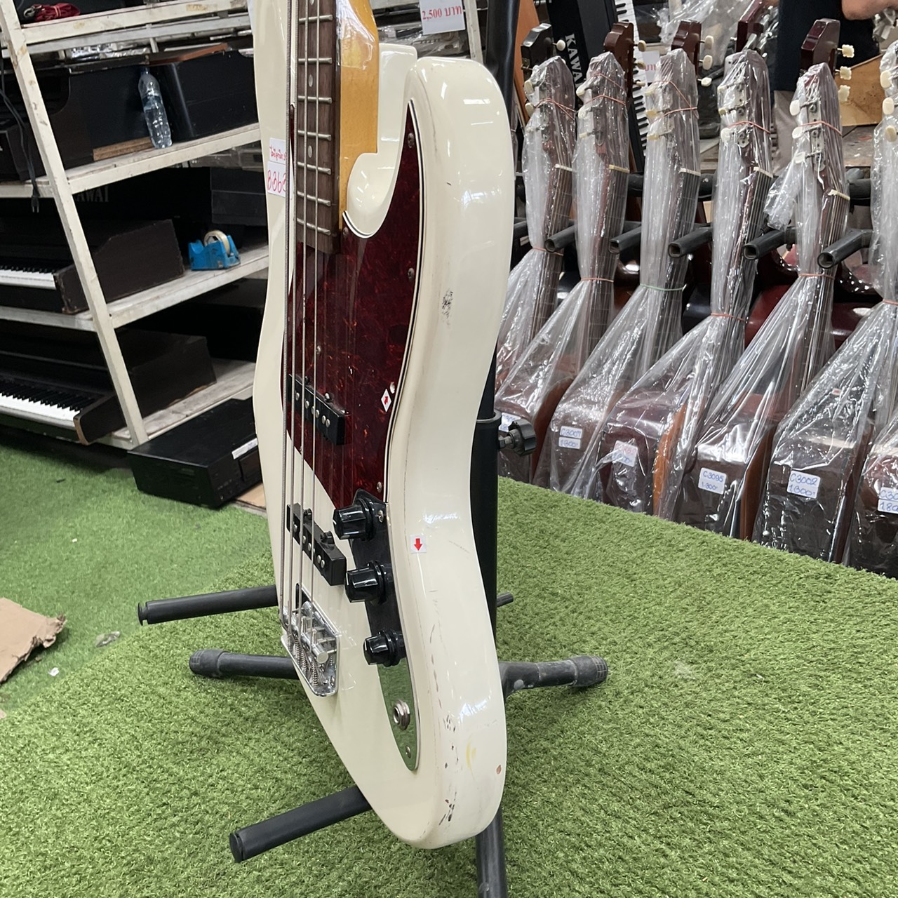 กีต้าร์เบส Legend