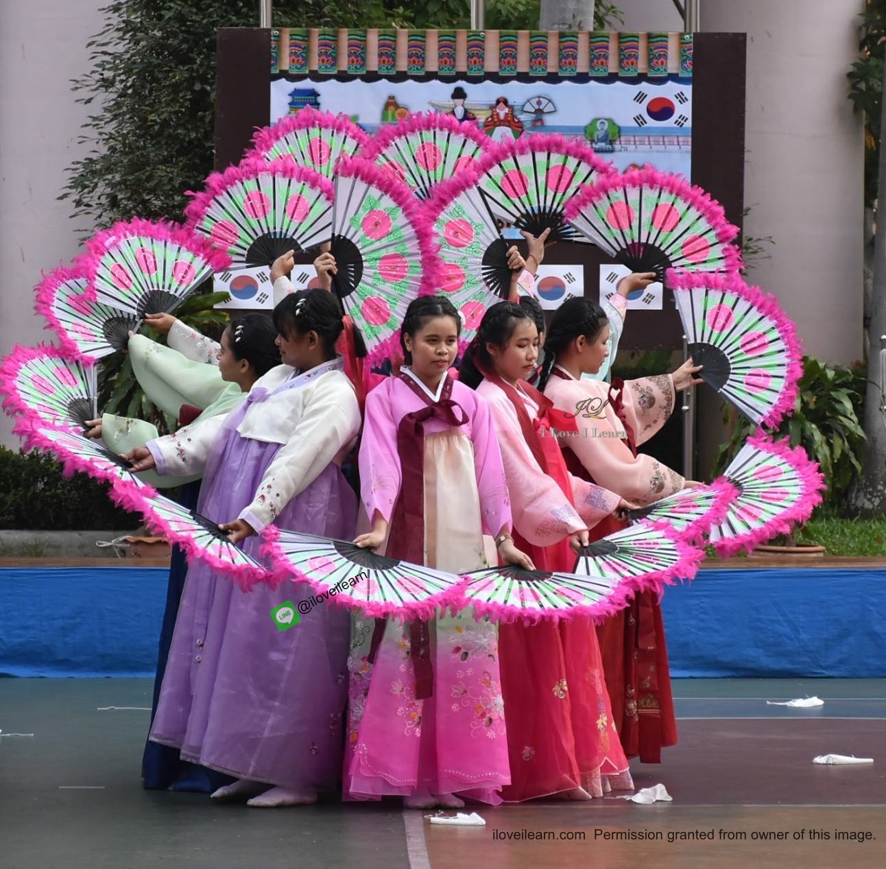 พัดฟ้อนรำเกาหลี แบบขนนกสีชมพู (2 อัน/คู่) 무용부채 2 조 สำหรับฟ้อนรำ แสดงการรำเกาหลี / ฟ้อนรำจีน แสดงการรำจีน เกรดพรีเมียม