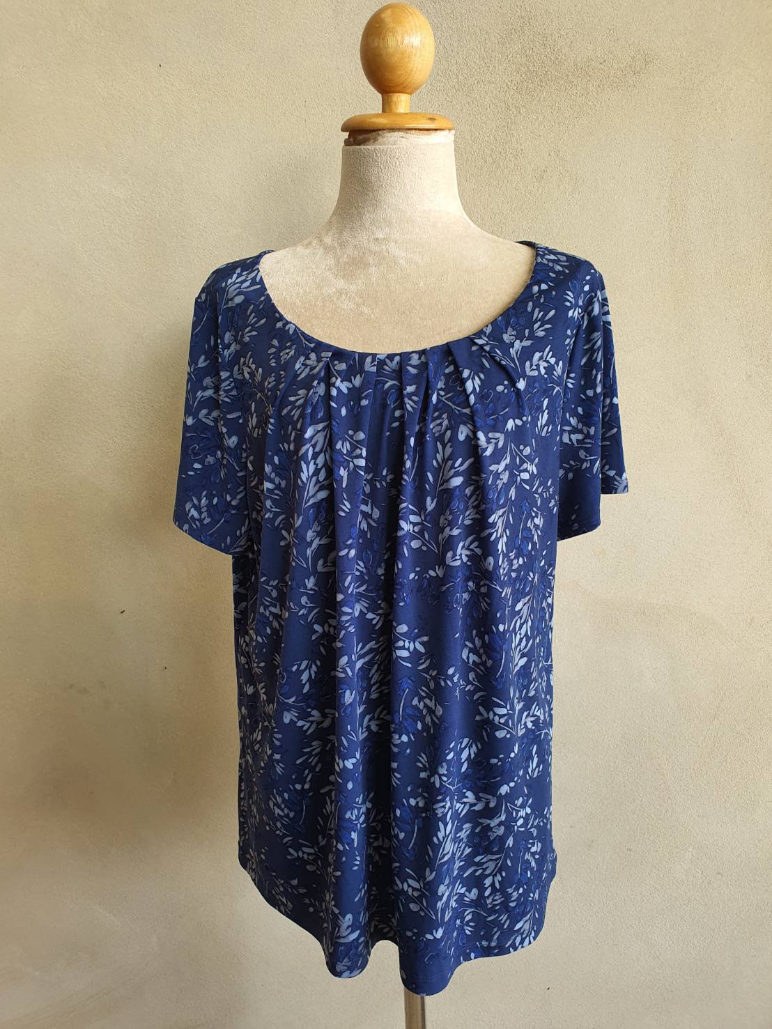 FF04953 เสื้อผ้ามือสอง สีน้ำเงินลาย แบรนด์ LIZ CLAIBORNE อก free-45 นิ้ว